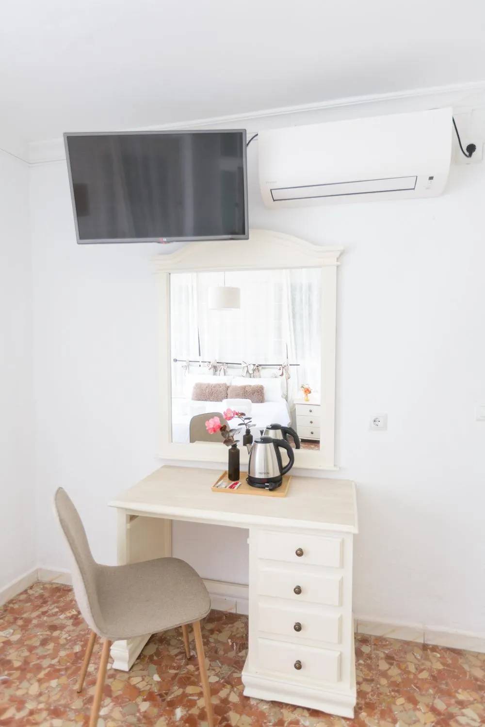 Coffee/tea facilities in Hostal San Miguel by Croma