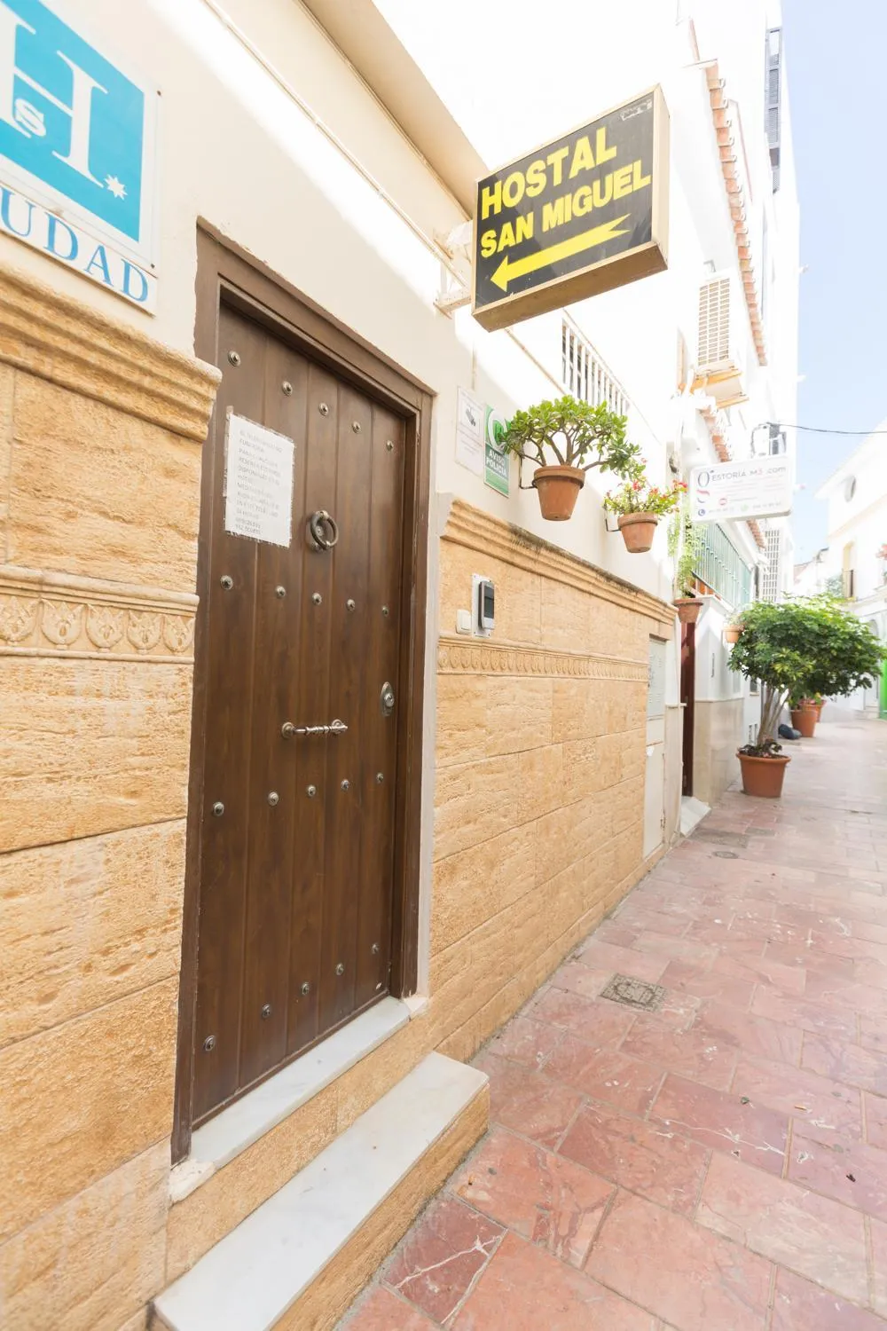 Facade/entrance in Hostal San Miguel by Croma