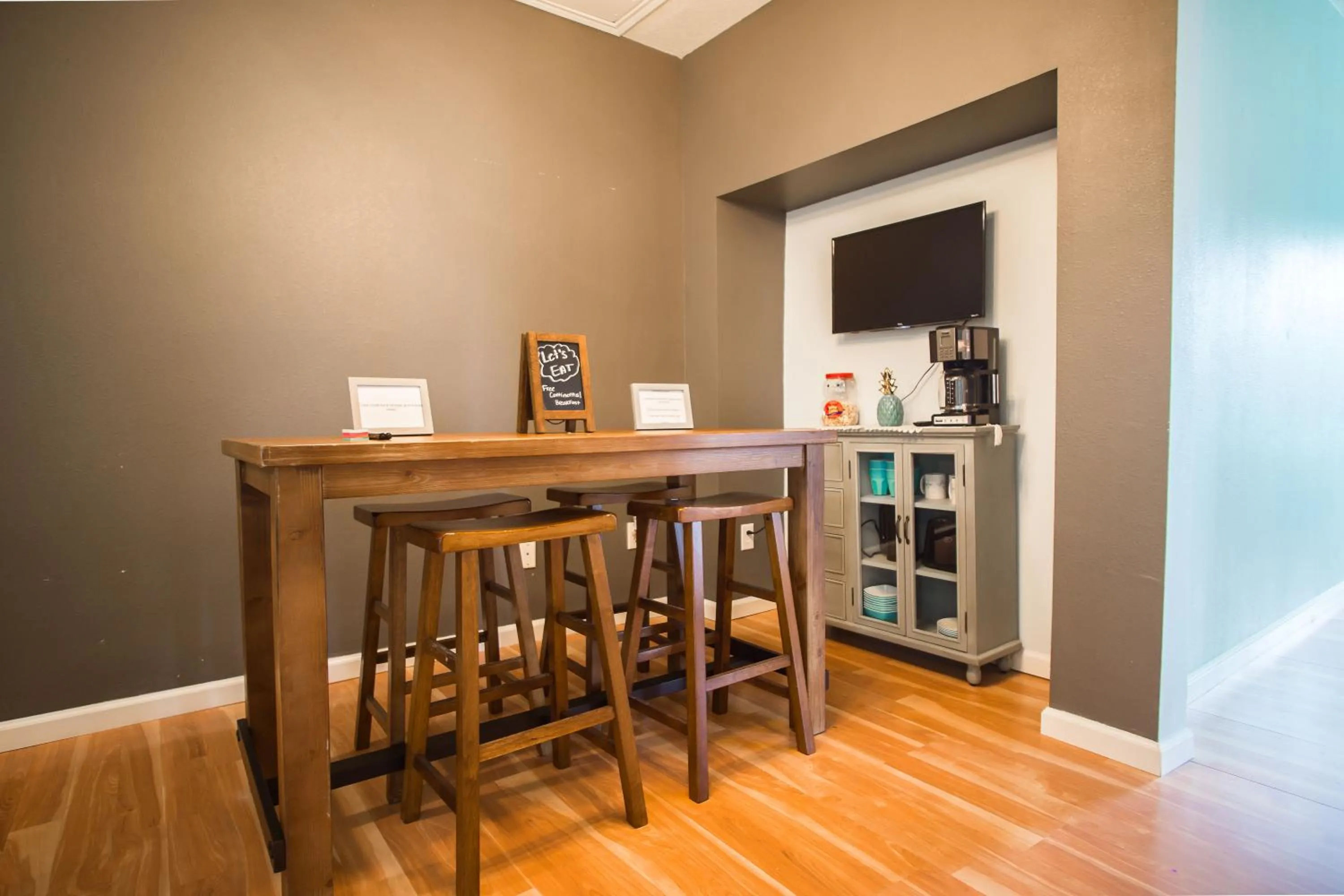 Kitchen or kitchenette in Wanderstay Houston Hostel