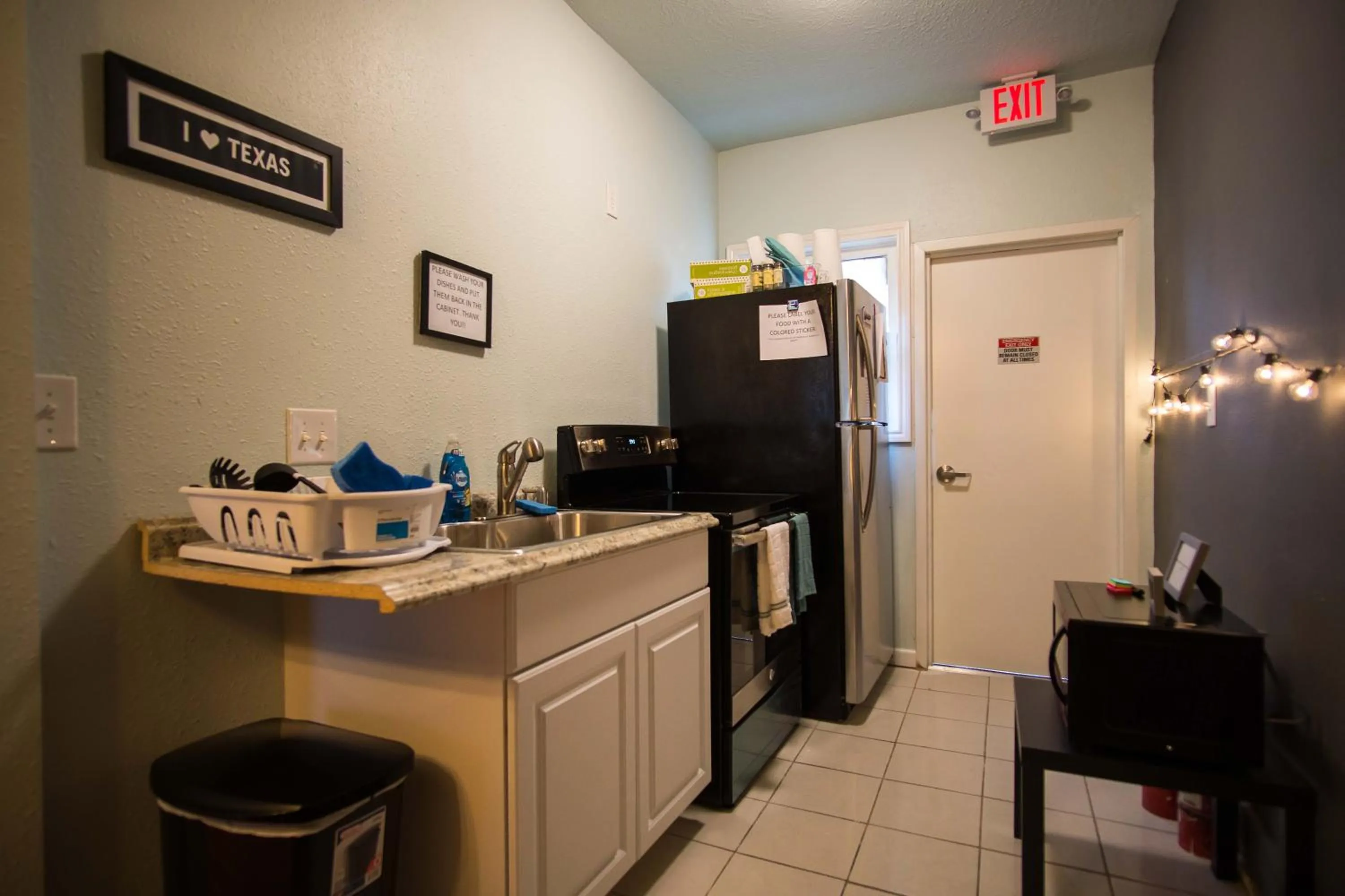 Kitchen or kitchenette in Wanderstay Houston Hostel