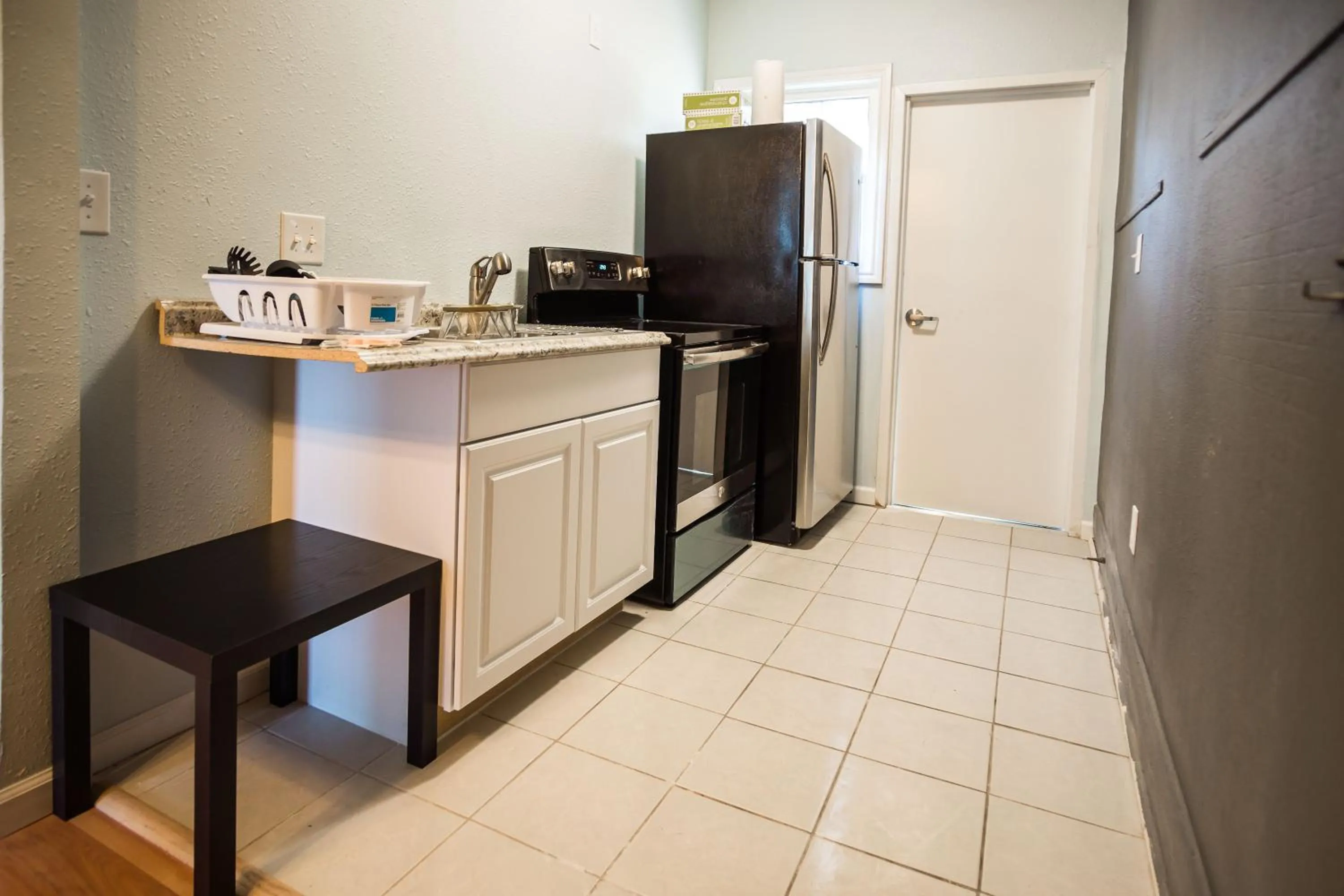 Kitchen or kitchenette in Wanderstay Houston Hostel