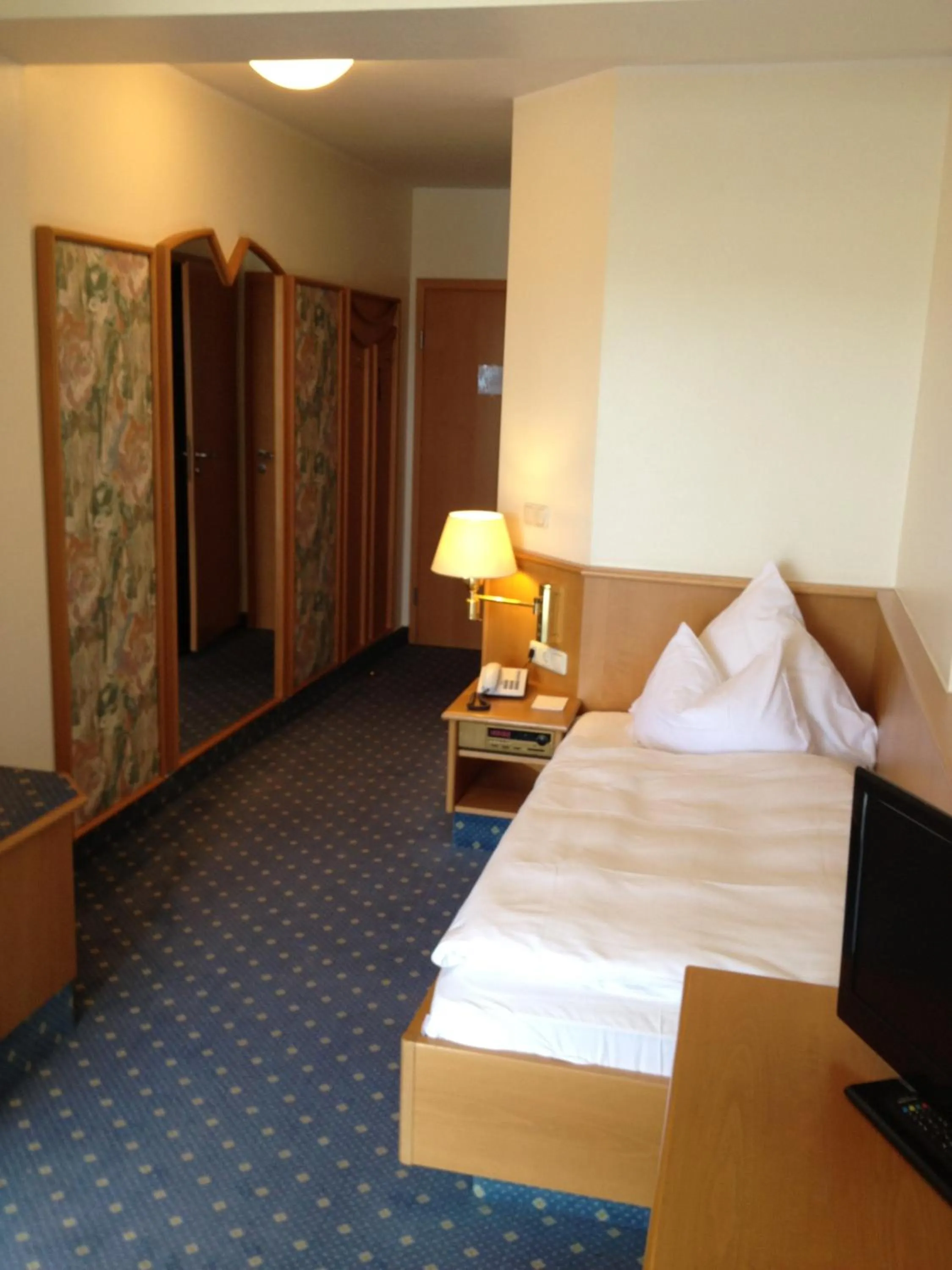 Photo of the whole room, Bed in Hohenzollern