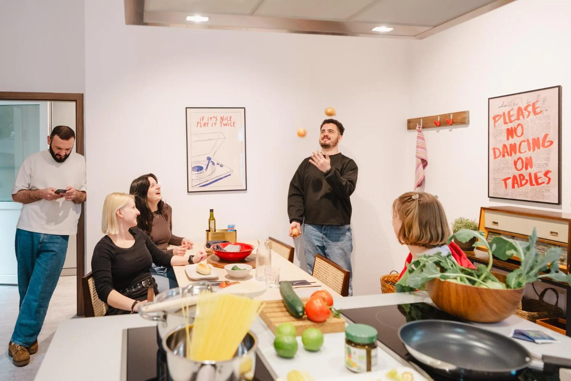 Communal kitchen in Wombat's City Hostel Leipzig
