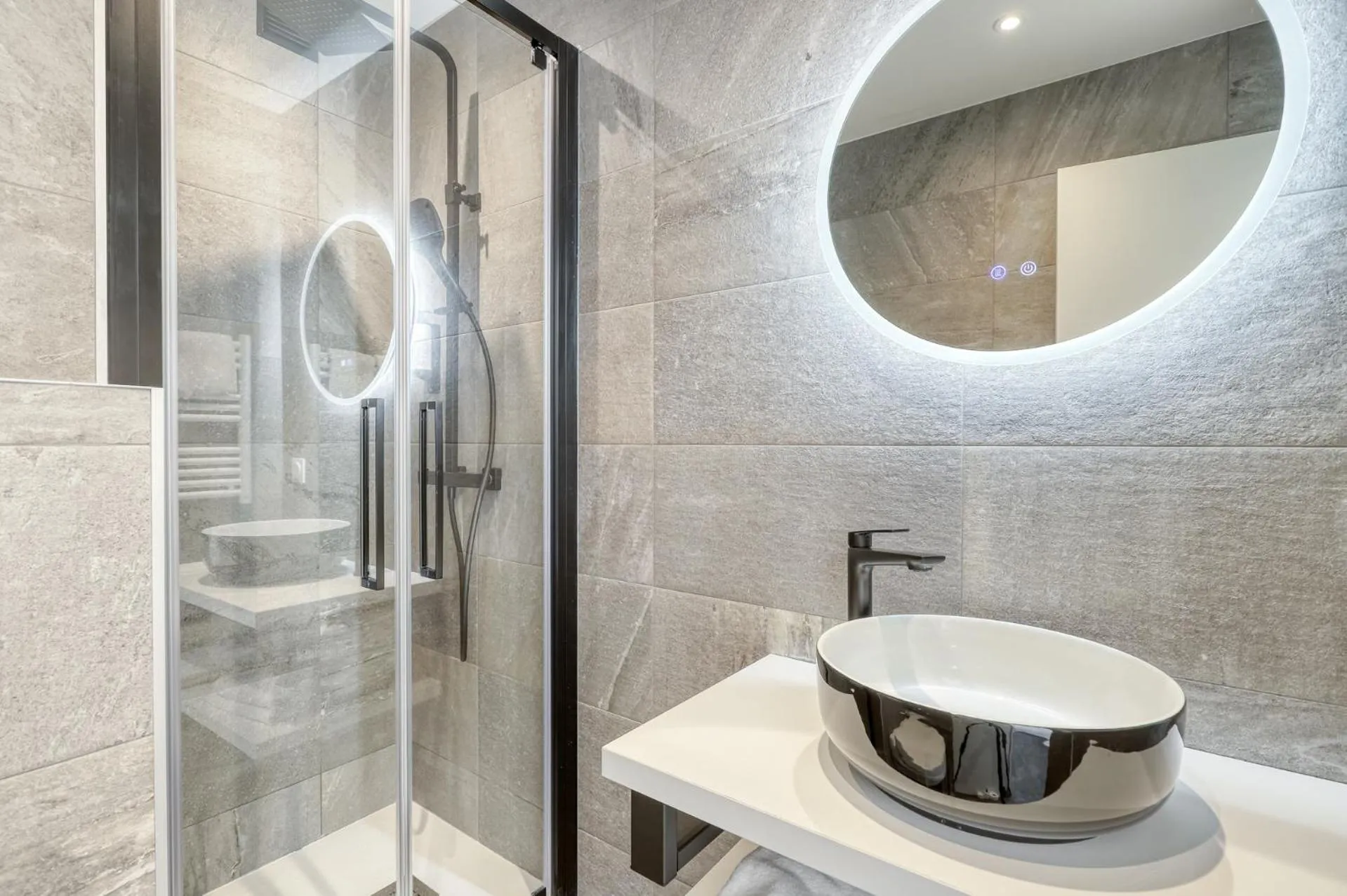 Bathroom in Anglade Hotel