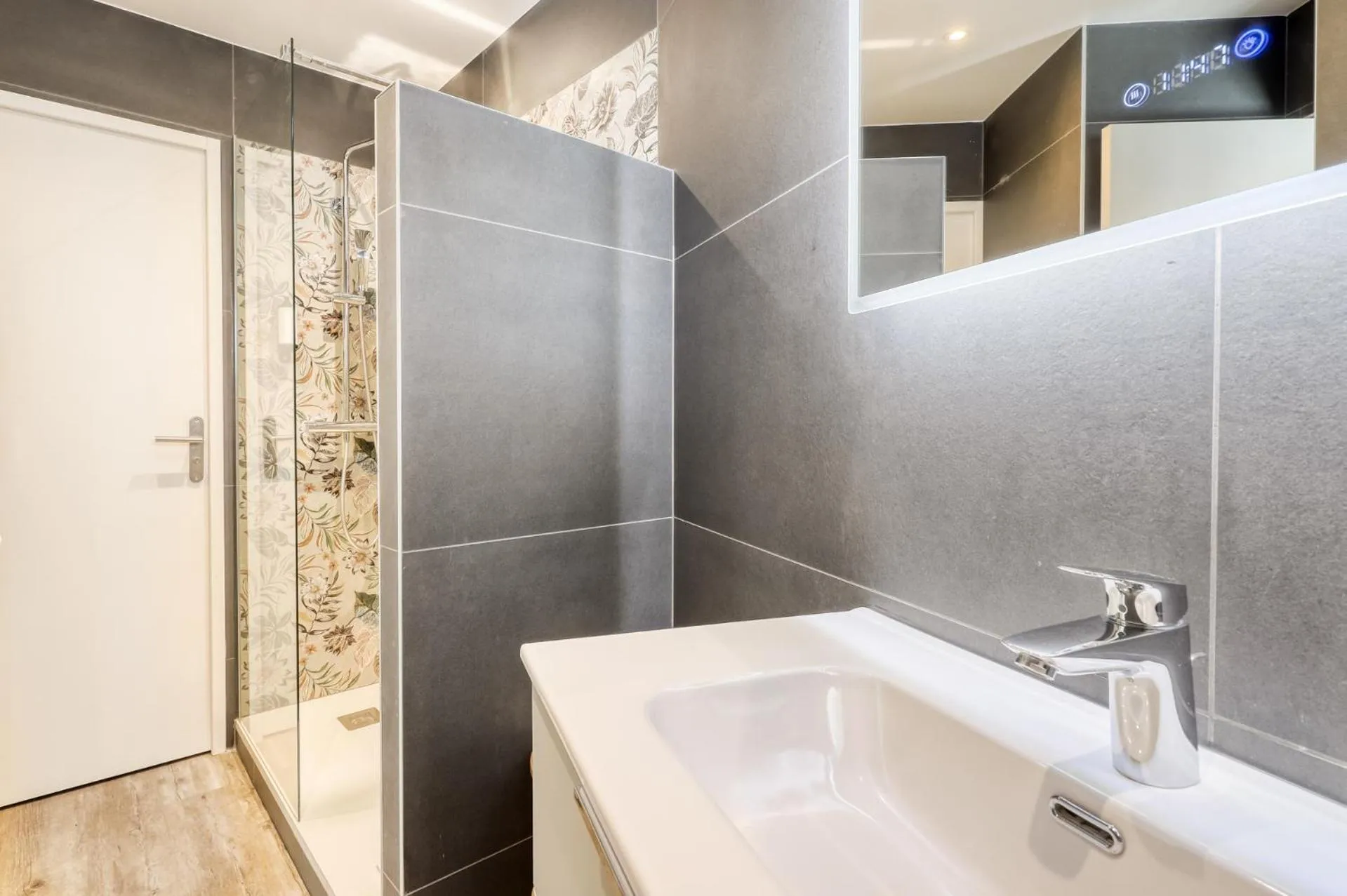 Bathroom in Anglade Hotel