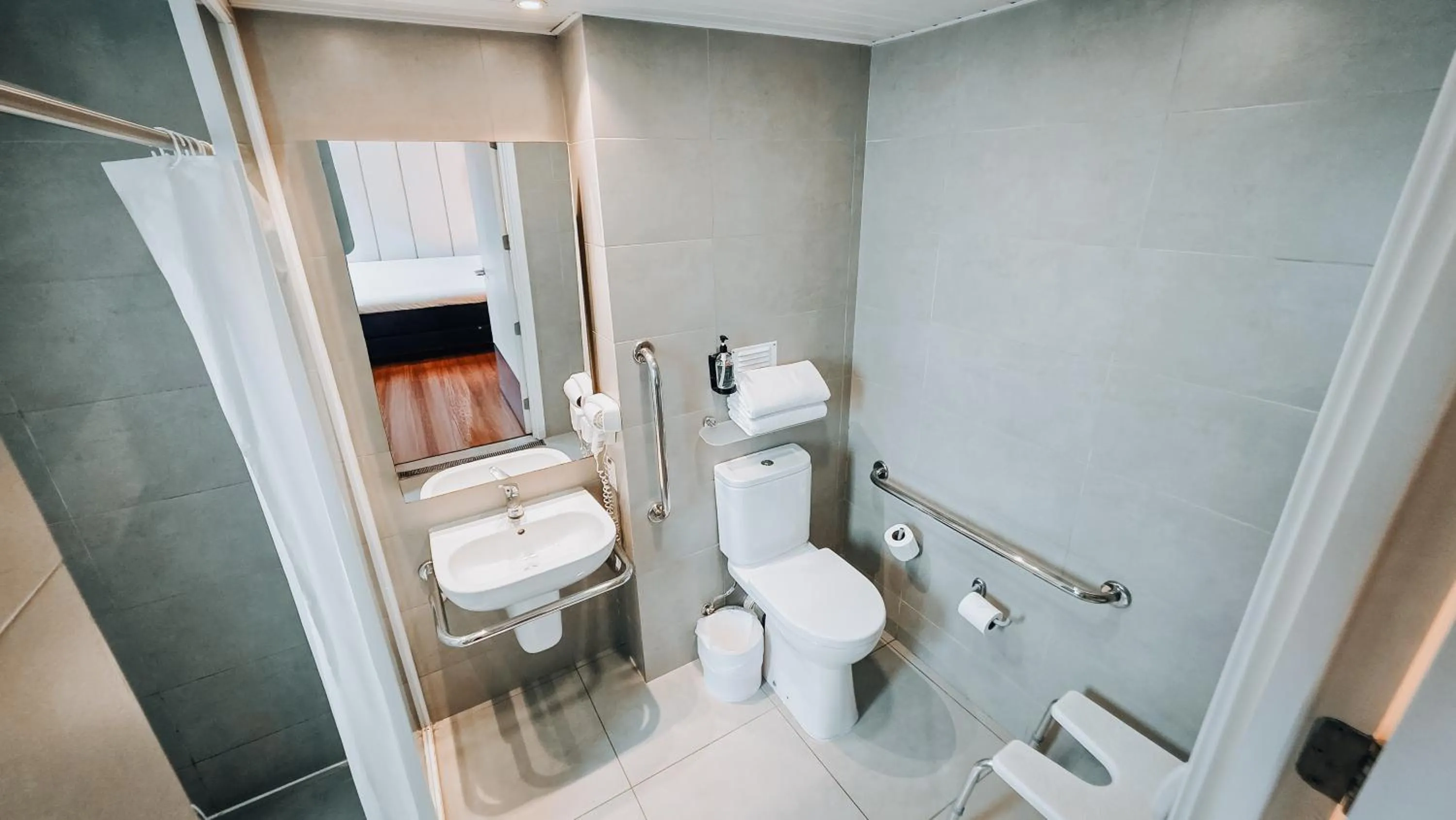 Bathroom in ibis Santiago Providencia