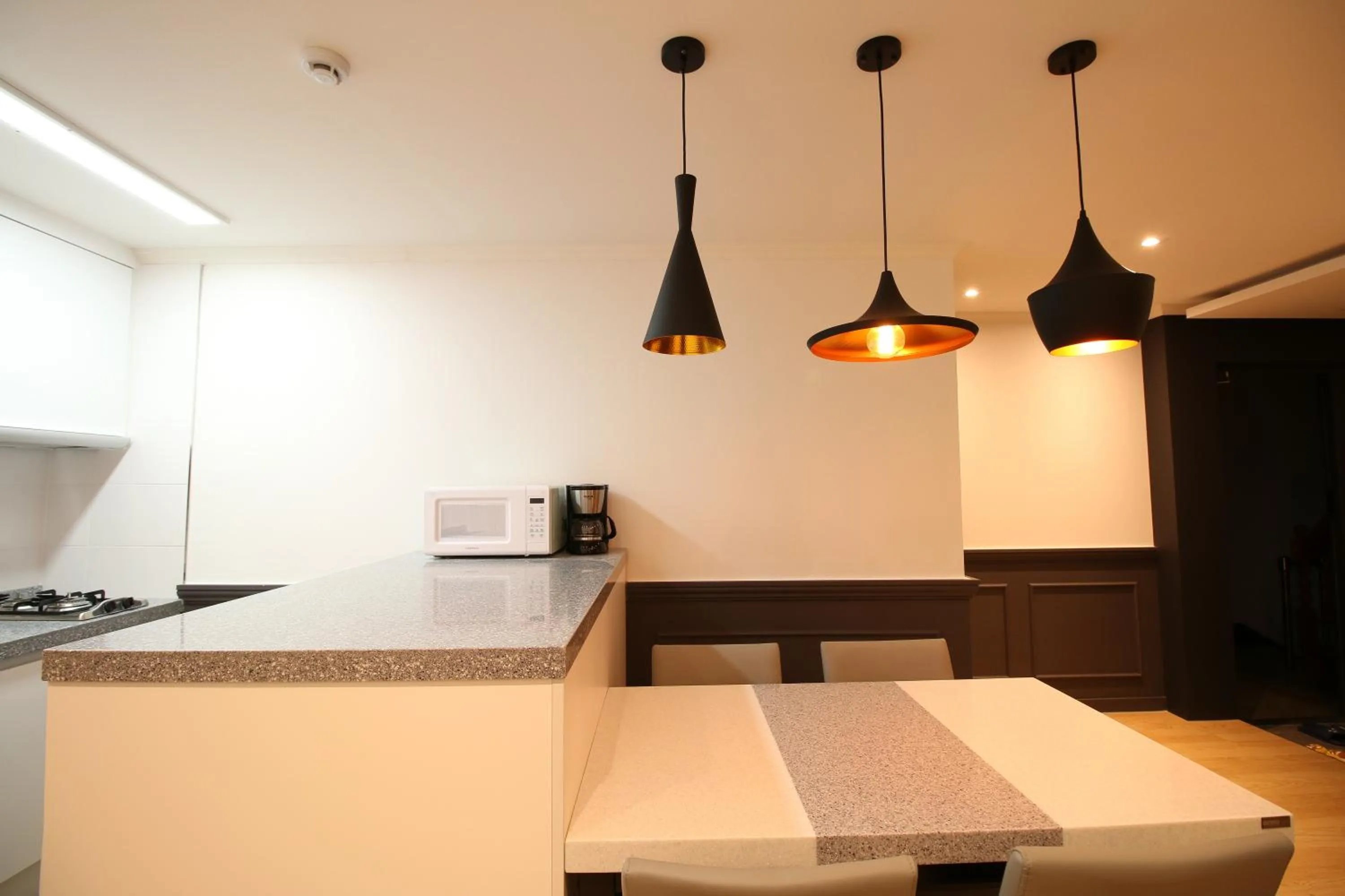 Communal kitchen in Heima Guesthouse Hongdae