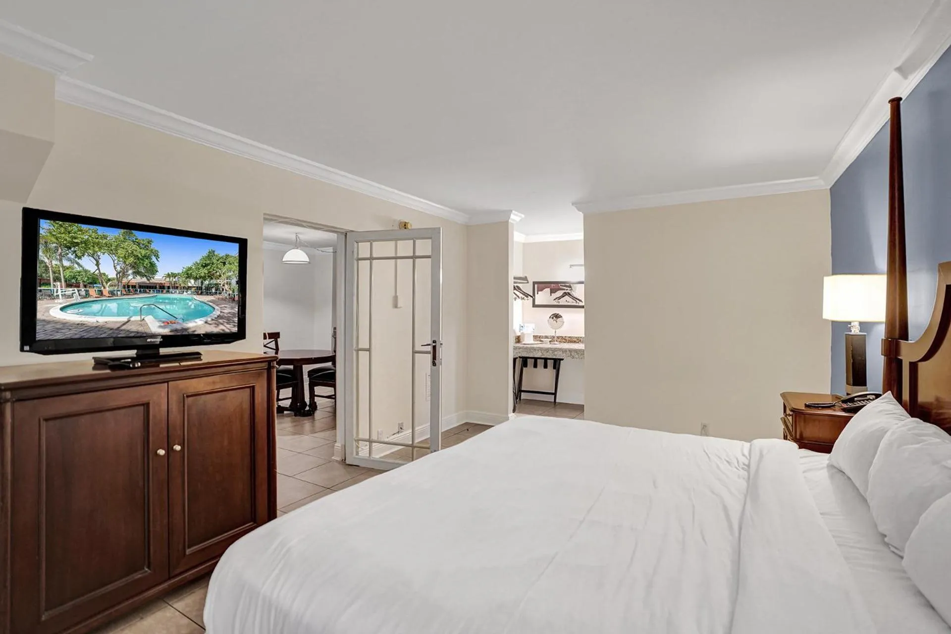 Photo of the whole room, Bed in Fort Lauderdale Grand Hotel