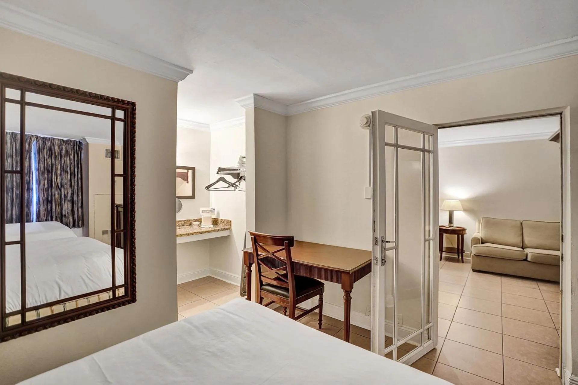 Bedroom, Bed in Fort Lauderdale Grand Hotel