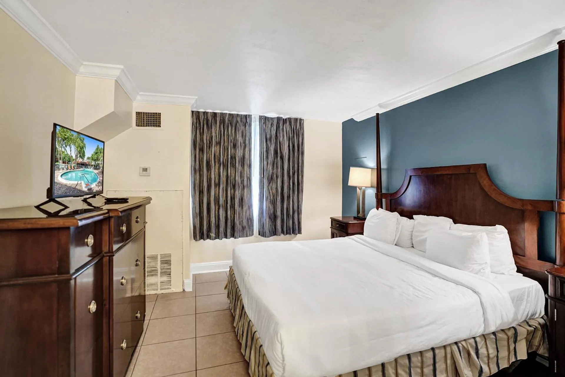 Photo of the whole room, Bed in Fort Lauderdale Grand Hotel