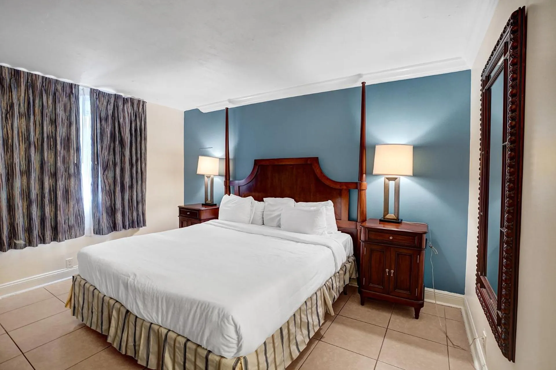 Bedroom, Bed in Fort Lauderdale Grand Hotel