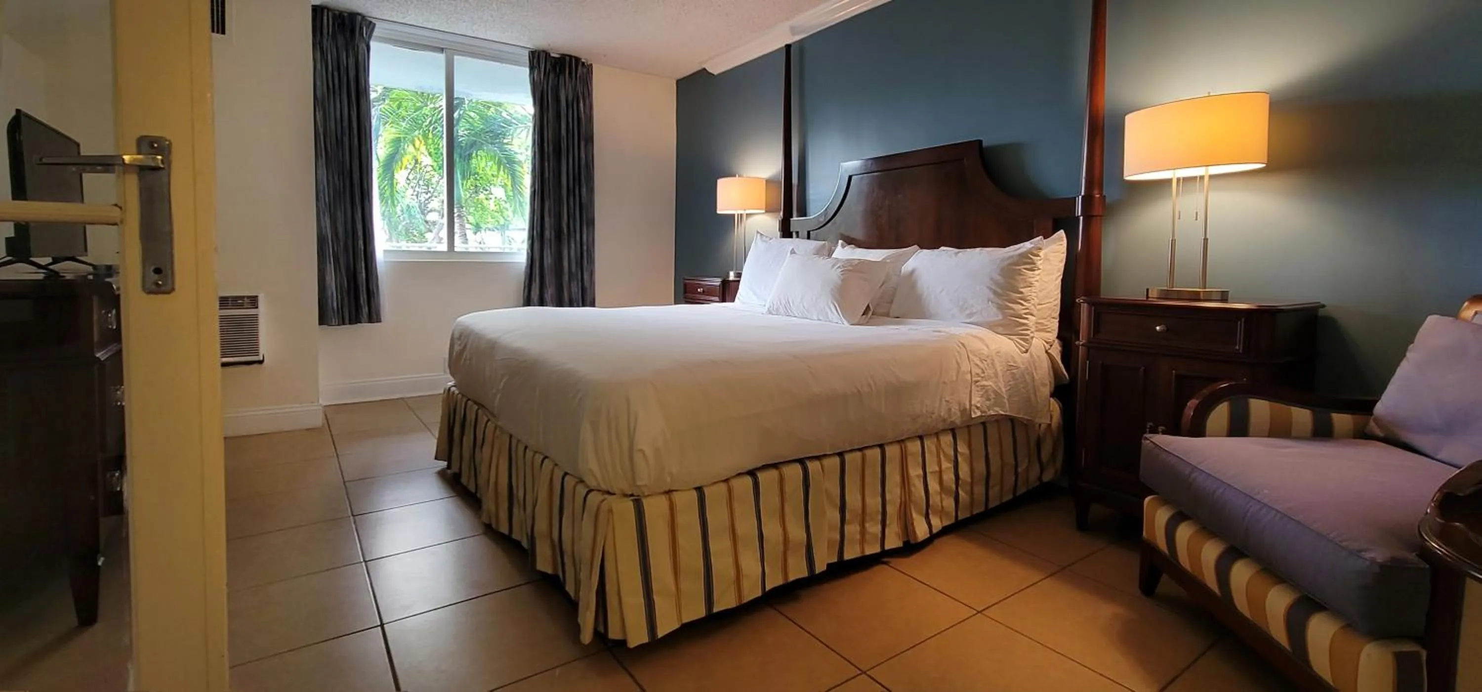 Bedroom, Bed in Fort Lauderdale Grand Hotel