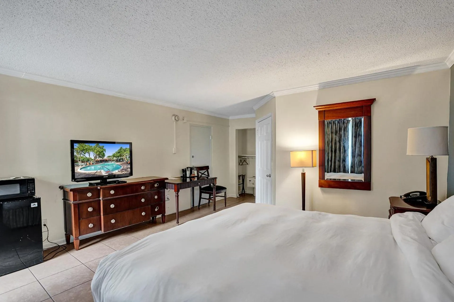 Photo of the whole room, Bed in Fort Lauderdale Grand Hotel