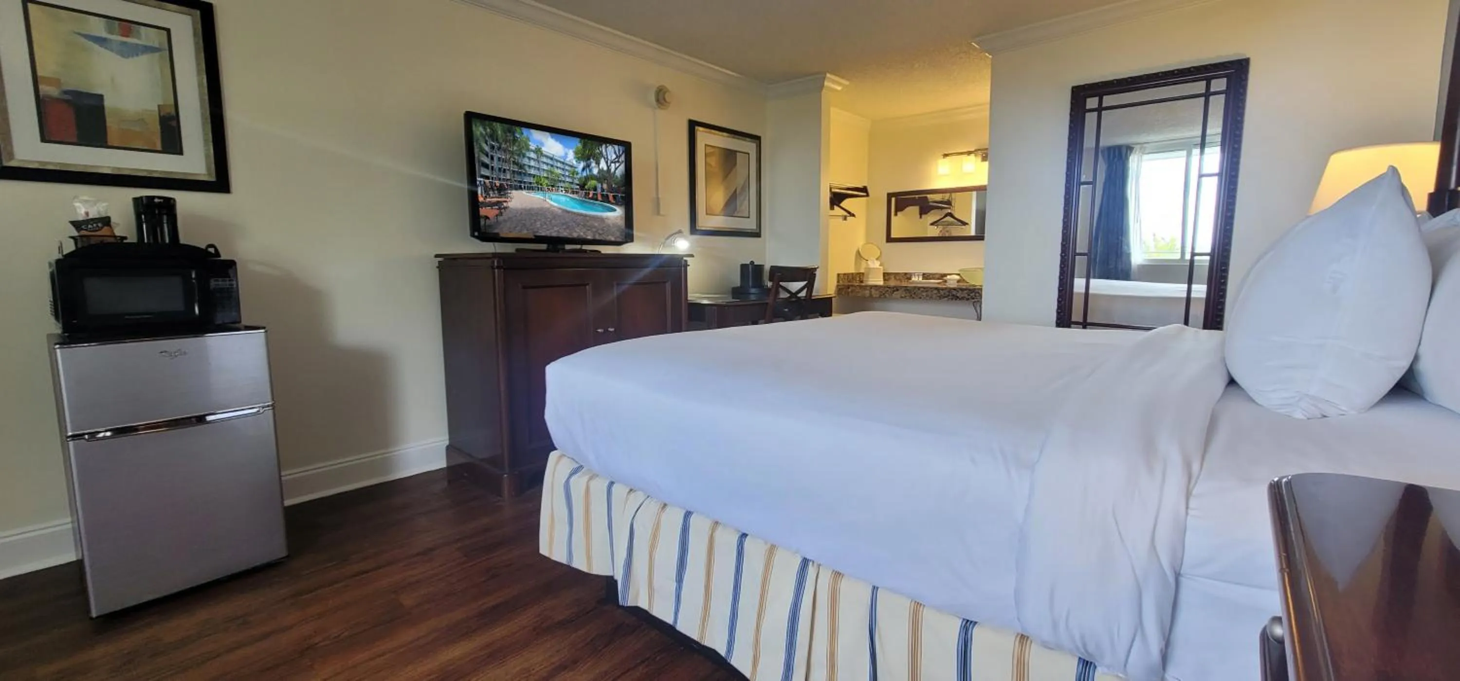 Bedroom, Bed in Fort Lauderdale Grand Hotel