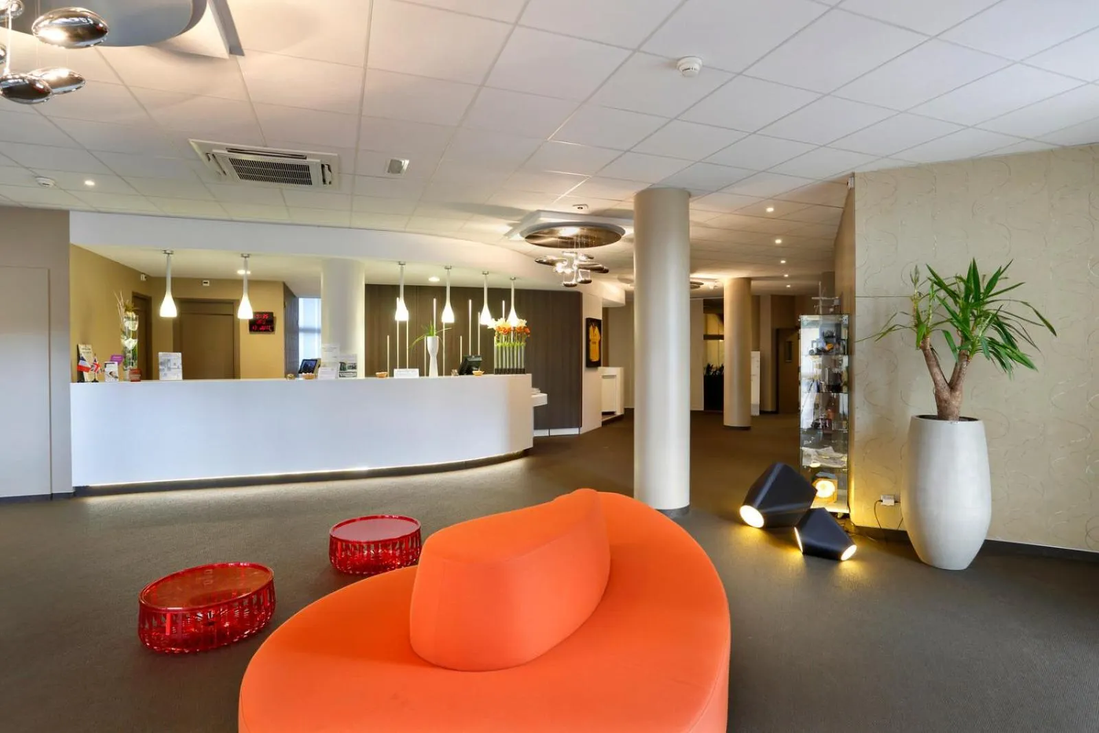 Lobby or reception in The Originals Boutique, Hôtel Restaurant Arianis, Sochaux-Montbéliard