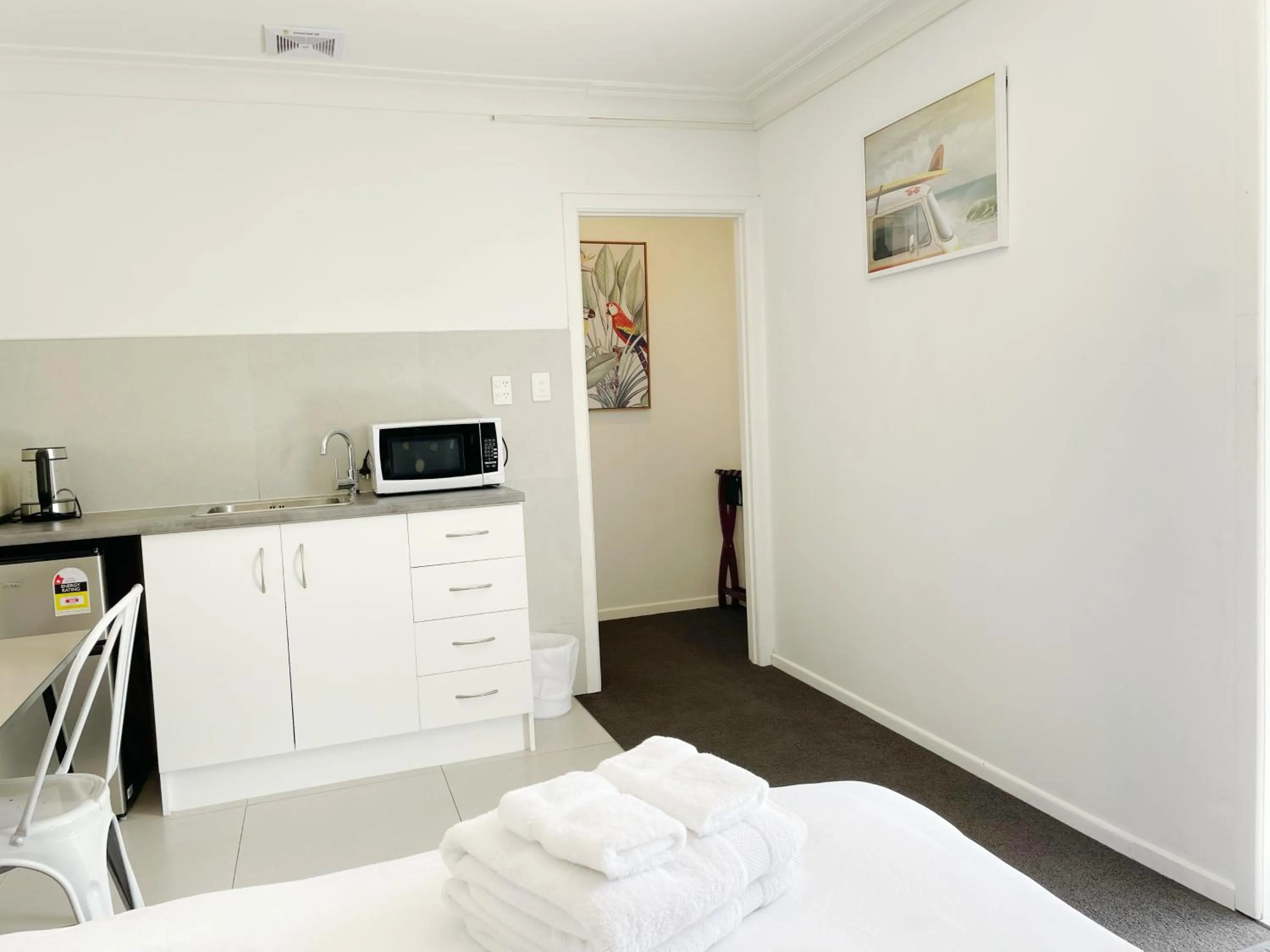 Kitchen or kitchenette, Bed in Pupuke Manor Motel