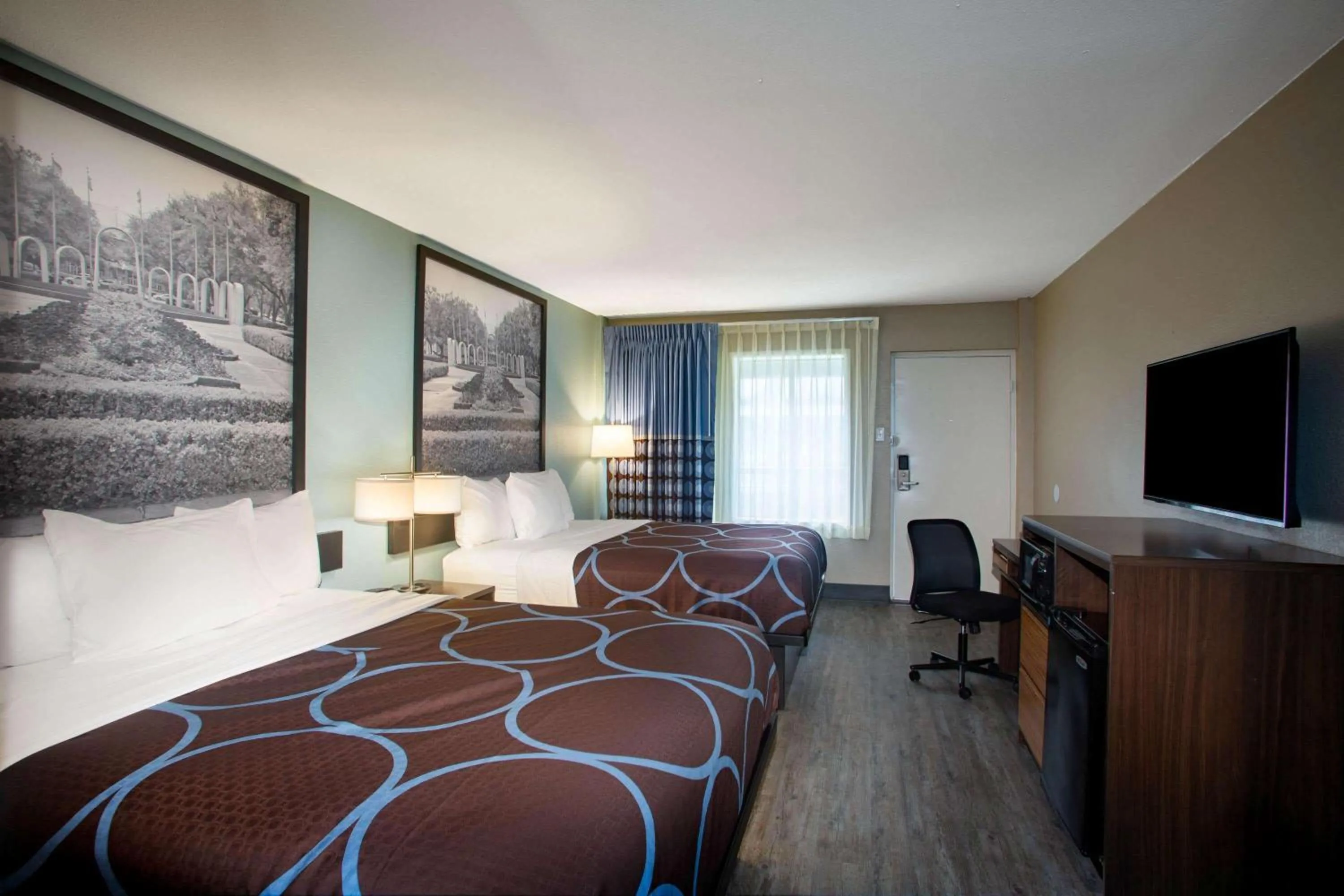 Photo of the whole room, Bed in Super 8 by Wyndham Mobile I-65