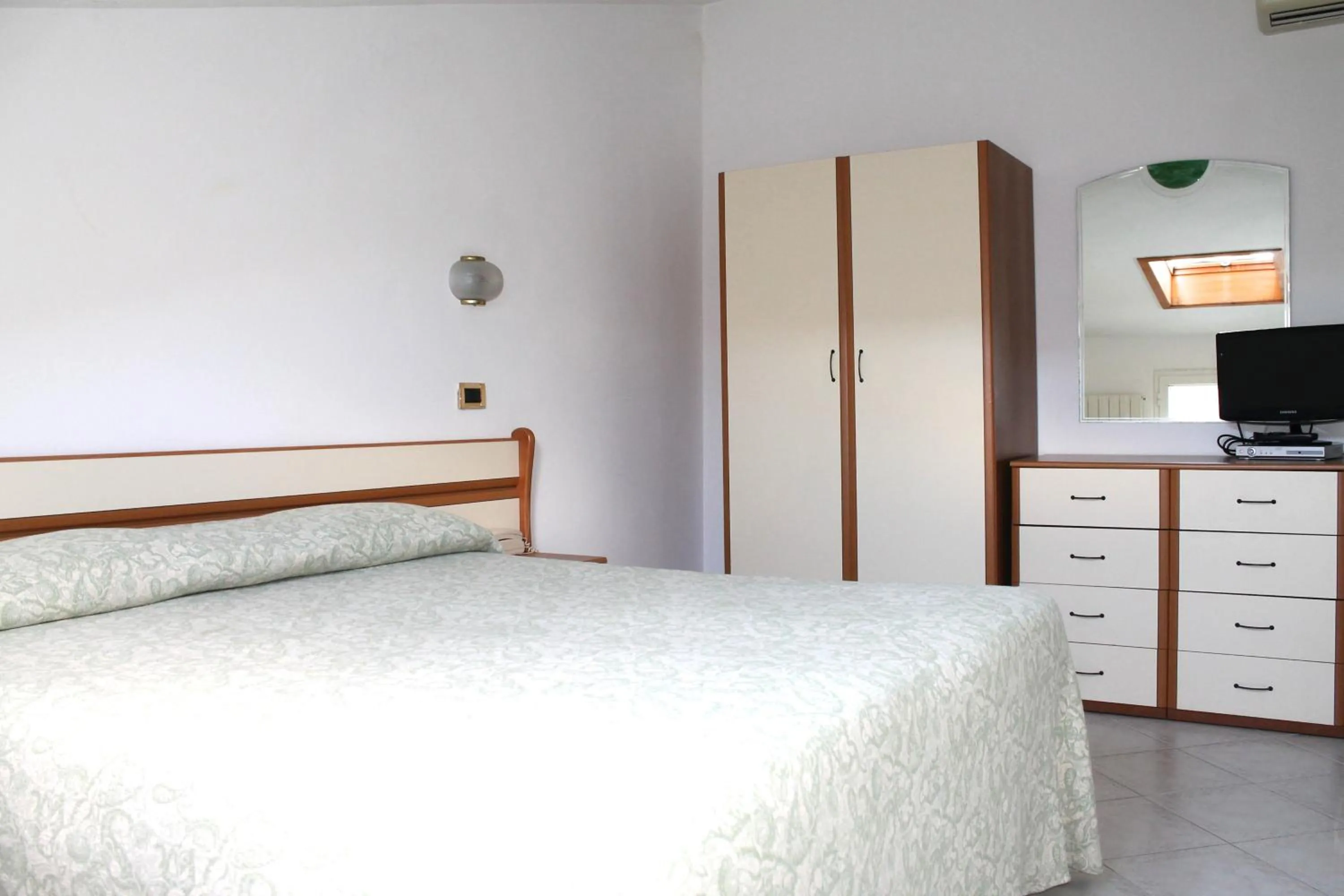 Photo of the whole room, Bed in Hotel I 4 Assi