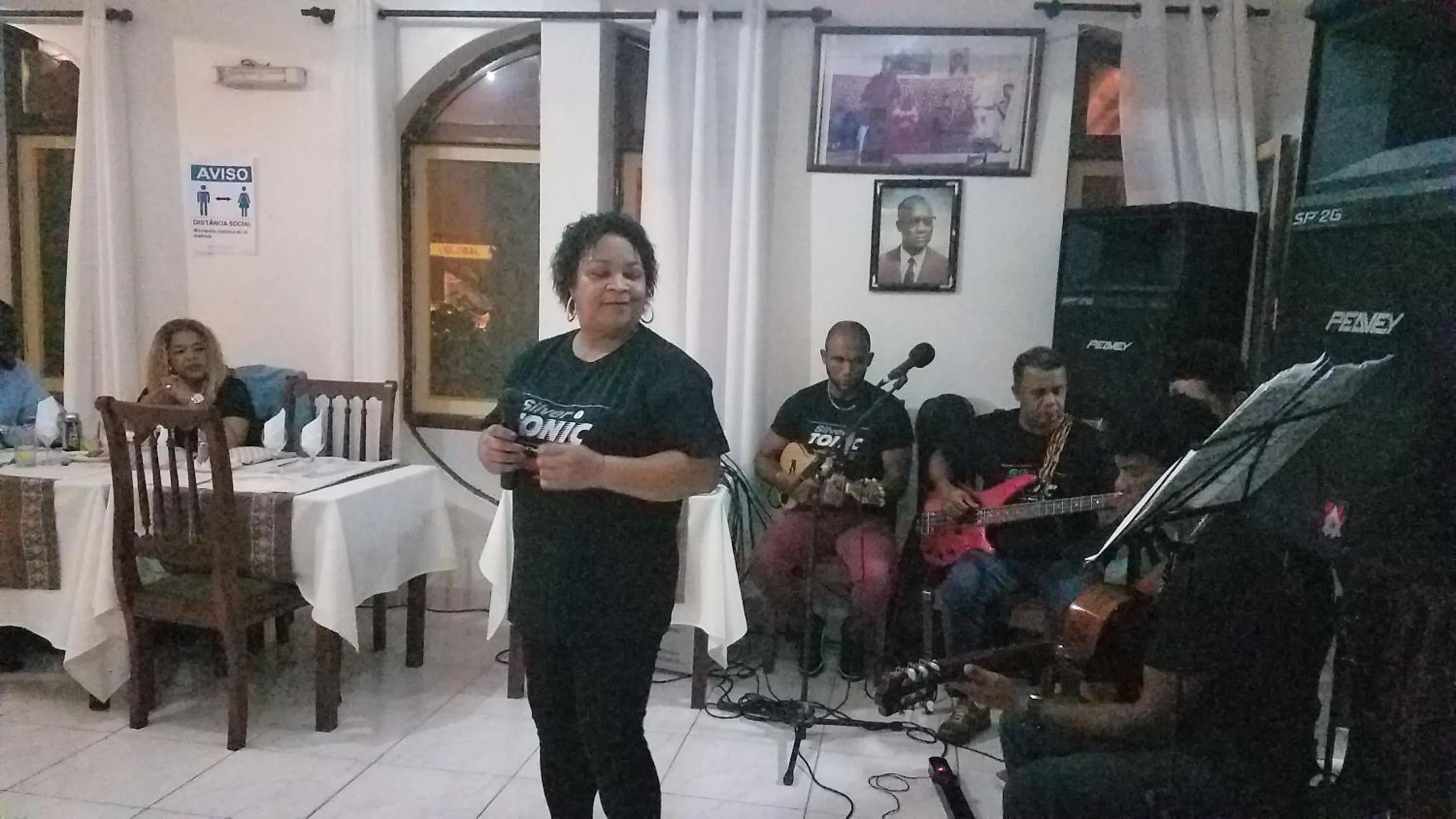 People in Chez Loutcha Residencial