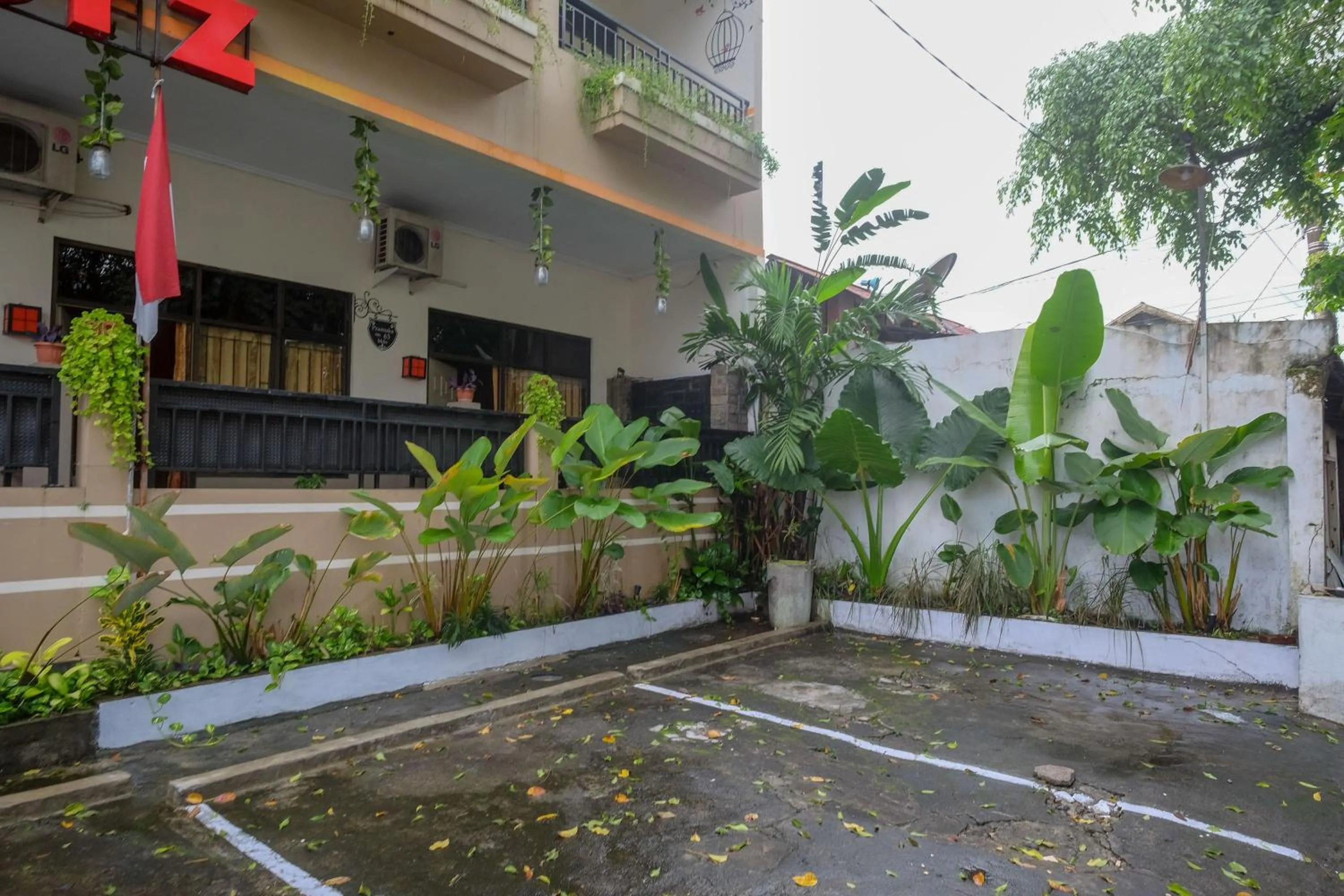 Property building in RedDoorz @ Jalan Pramuka Manado