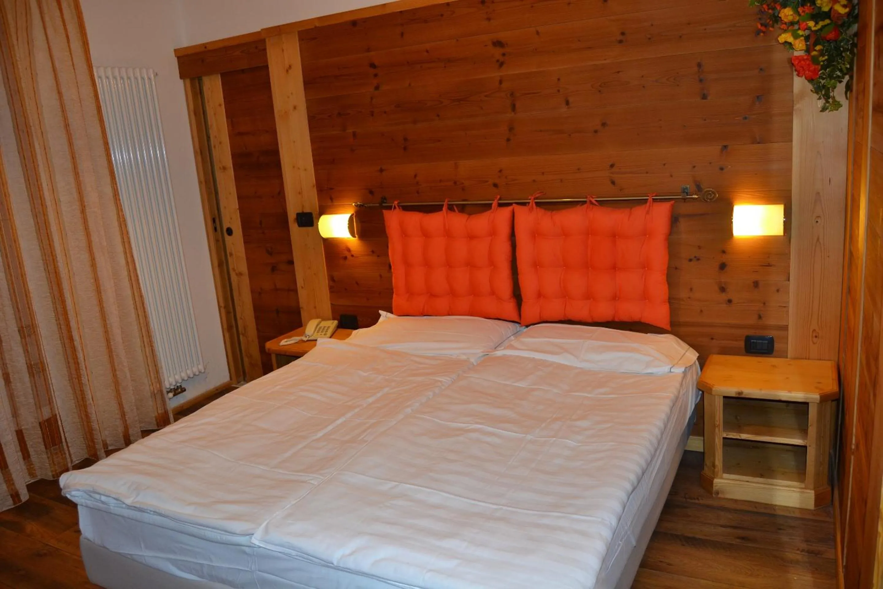 Bathroom, Bed in Hotel Cova