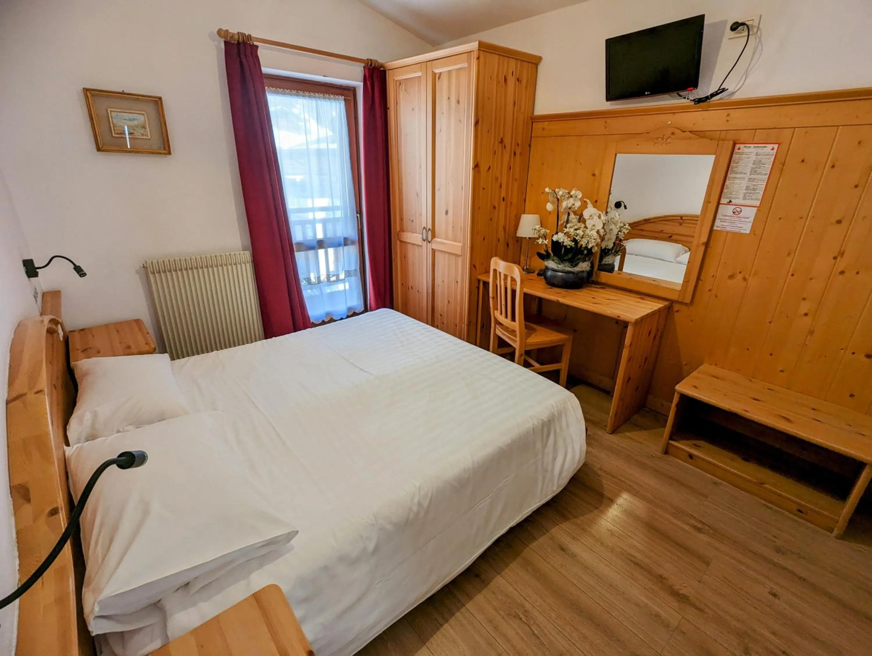 Bedroom, Bed in Hotel Cova