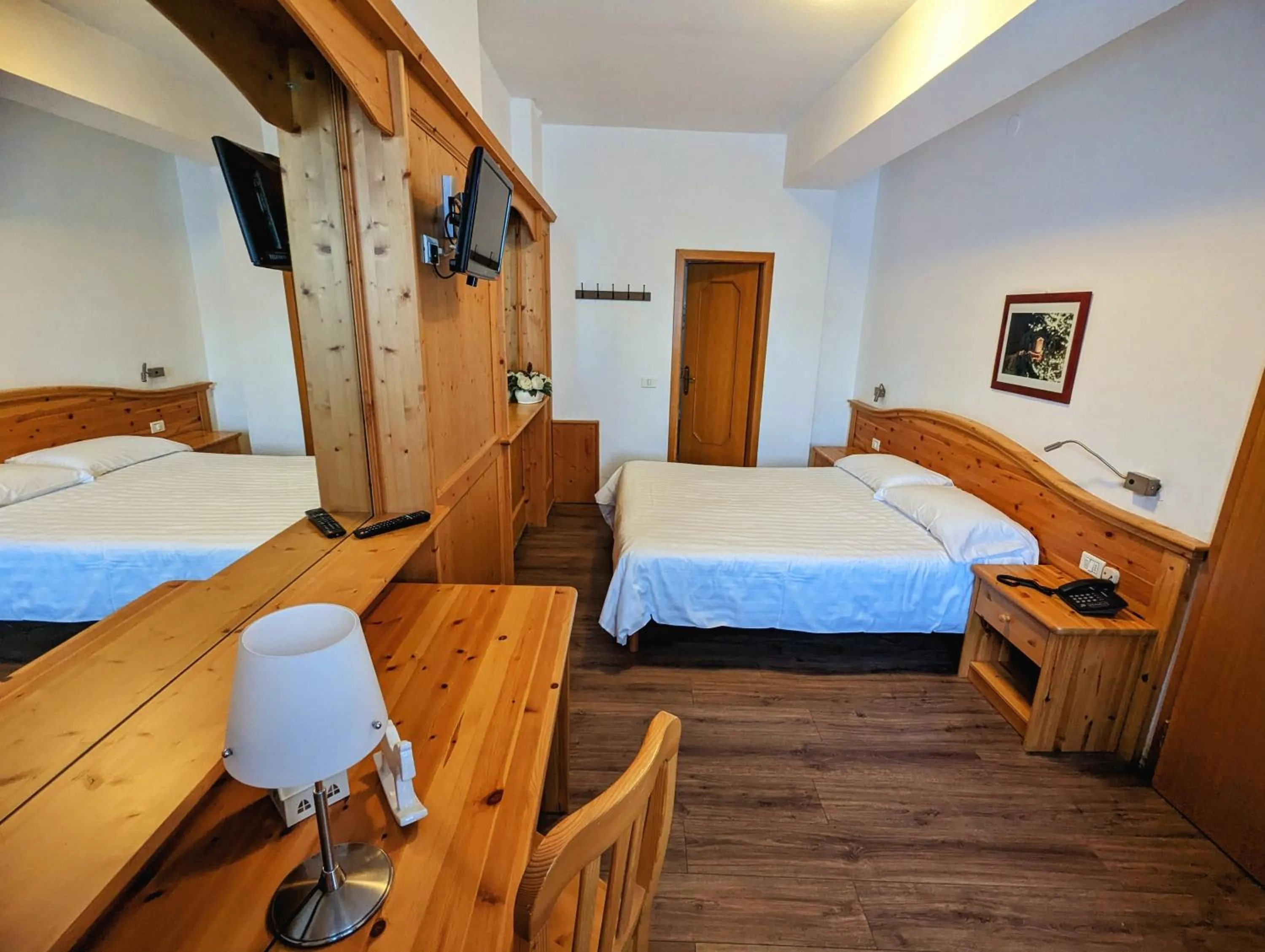 Bedroom, Bed in Hotel Cova