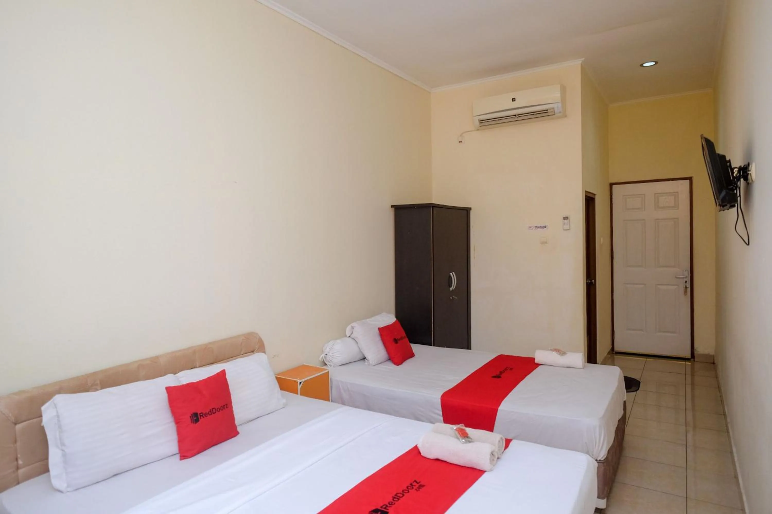 Bedroom, Bed in RedDoorz near Jalan Wolter Monginsidi Manado