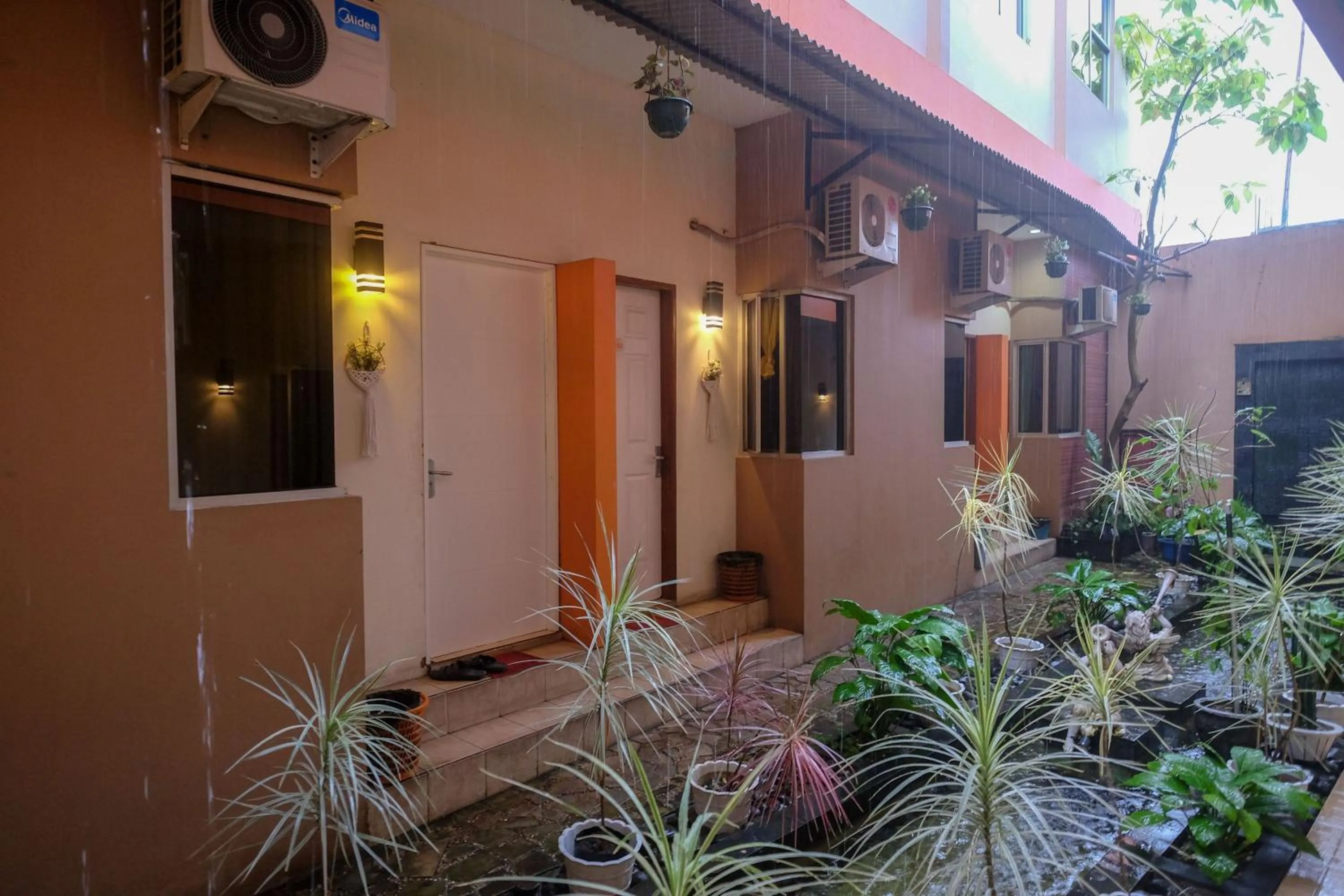 Property building in RedDoorz near Jalan Wolter Monginsidi Manado