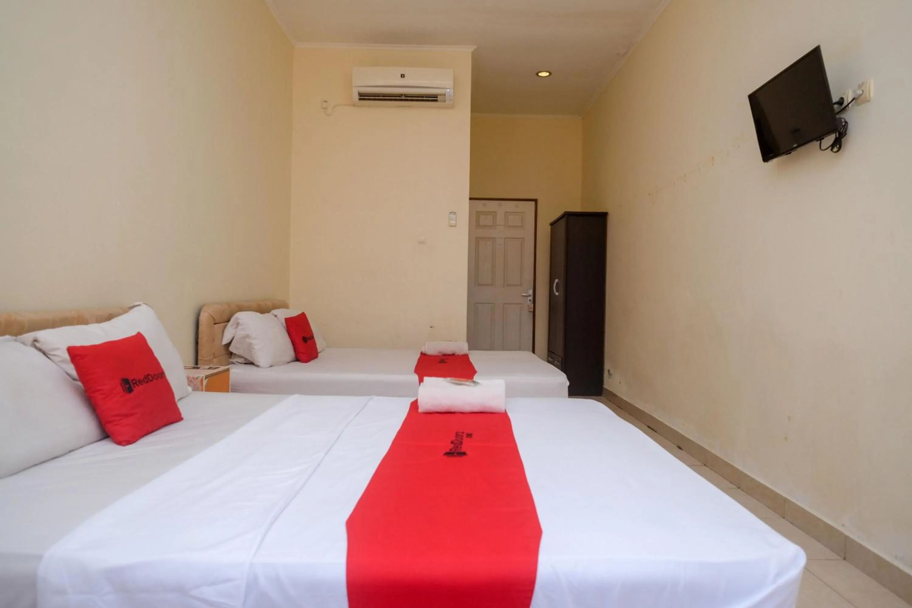 Bedroom, Bed in RedDoorz near Jalan Wolter Monginsidi Manado