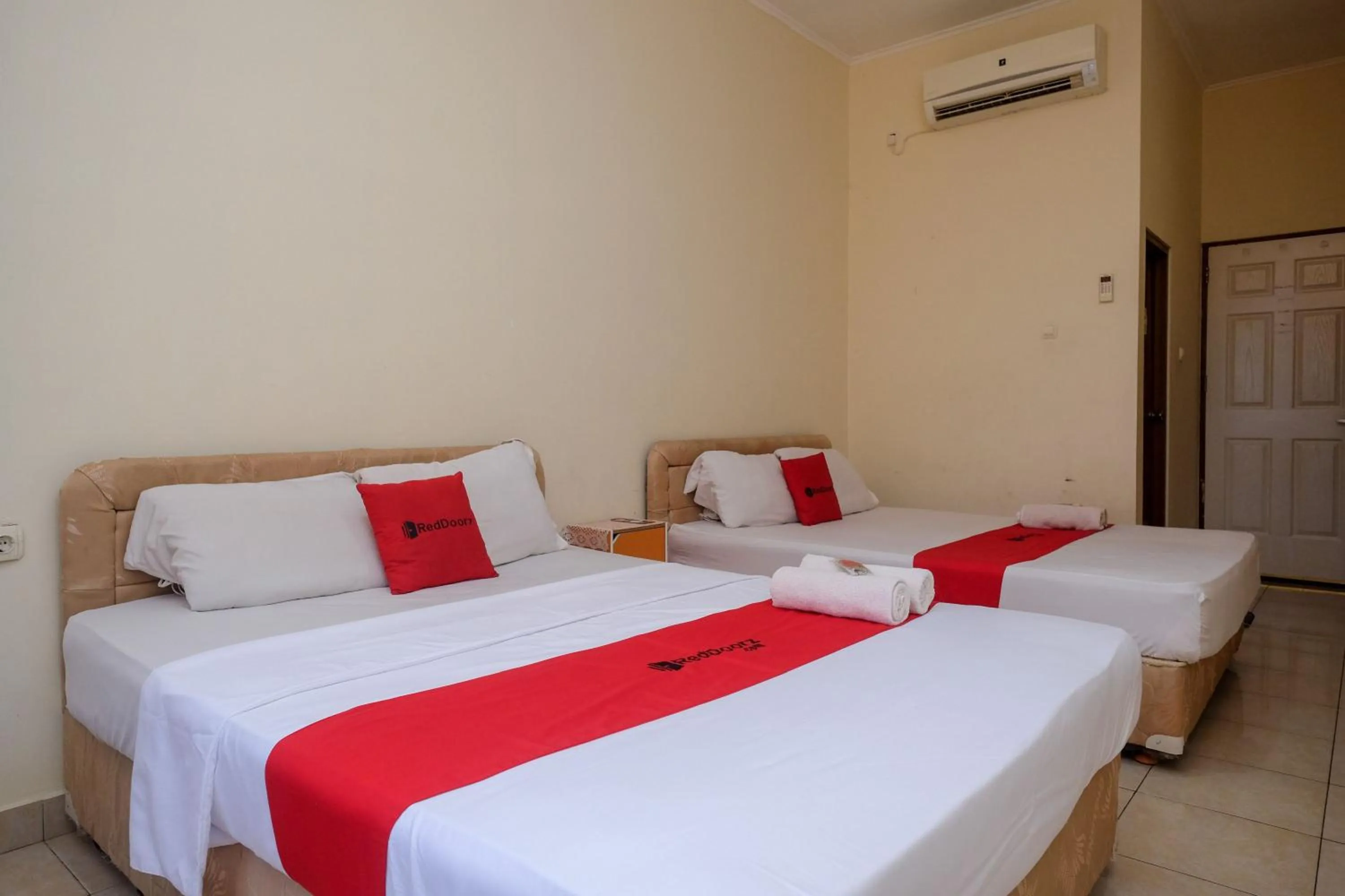 Bedroom, Bed in RedDoorz near Jalan Wolter Monginsidi Manado