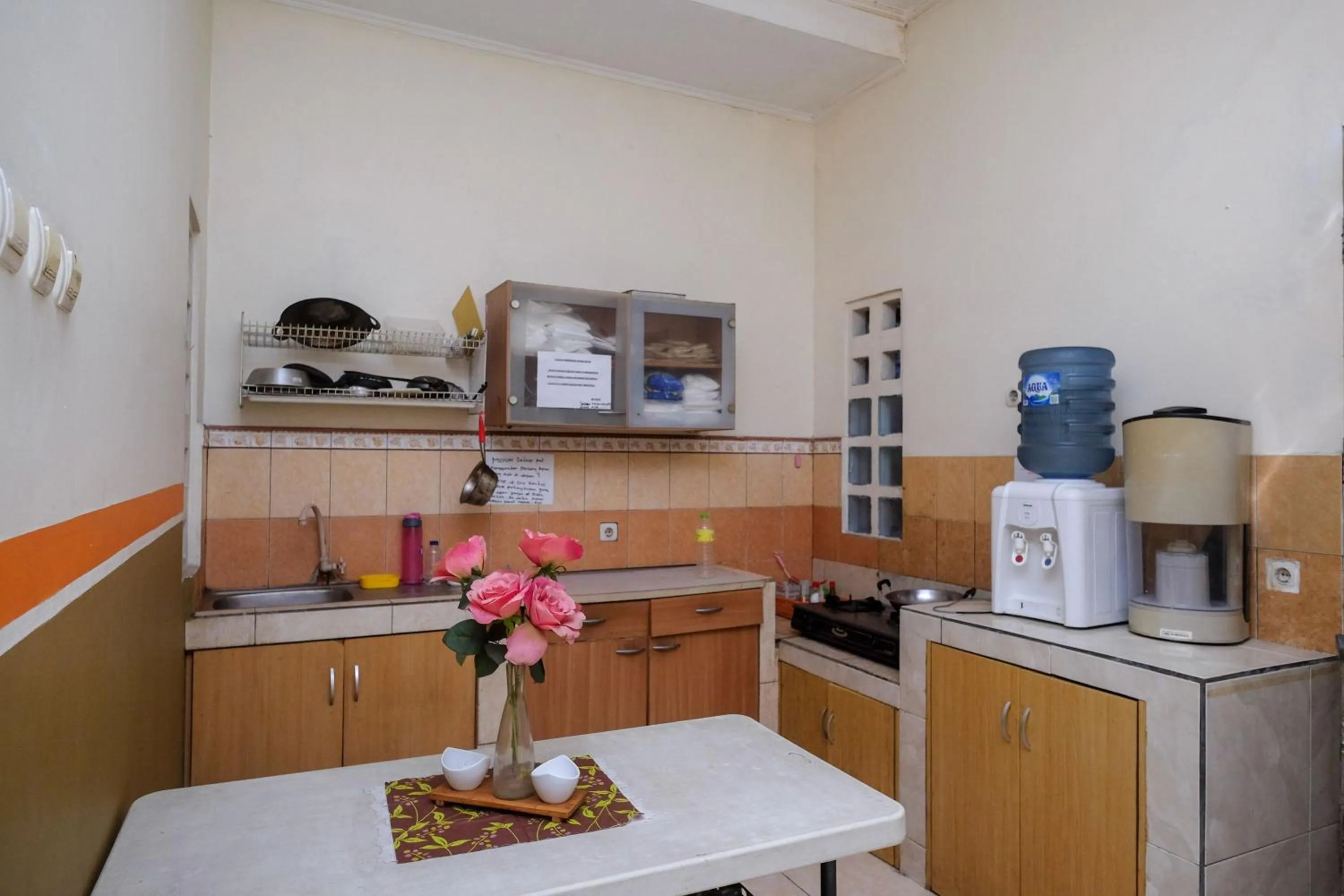 Kitchen or kitchenette in RedDoorz near Jalan Wolter Monginsidi Manado