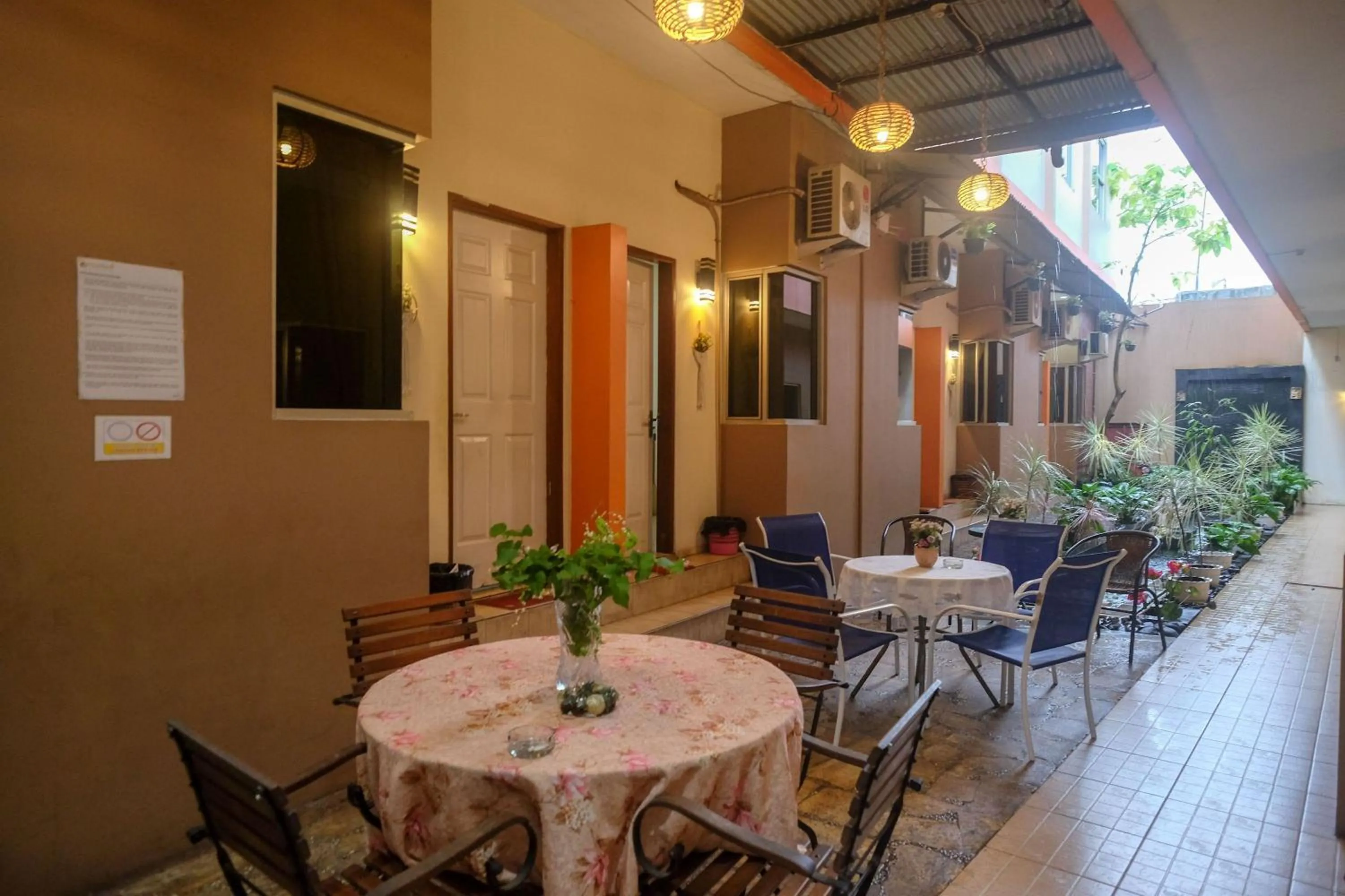 Seating area in RedDoorz near Jalan Wolter Monginsidi Manado