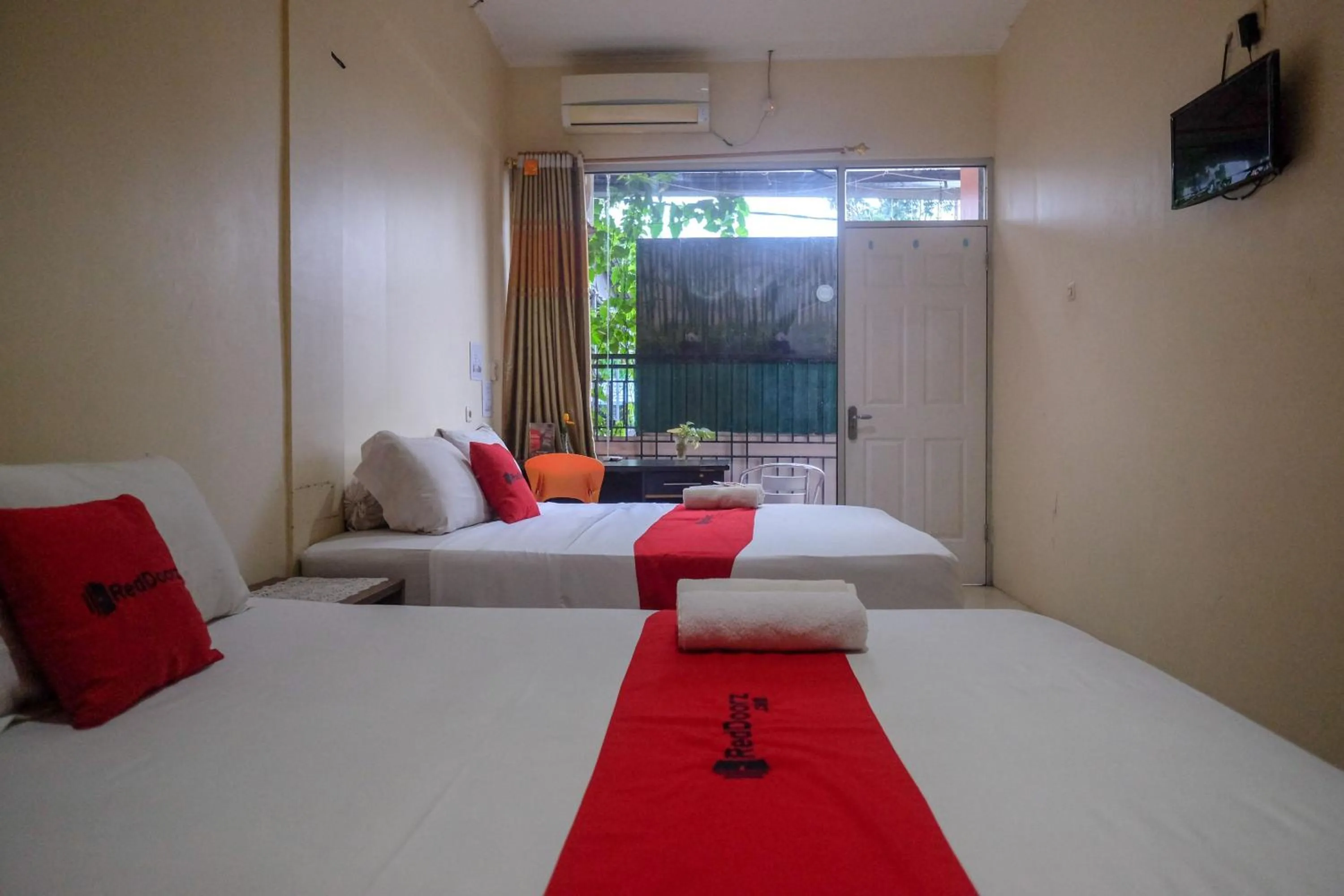 Bedroom, Bed in RedDoorz near Jalan Wolter Monginsidi Manado