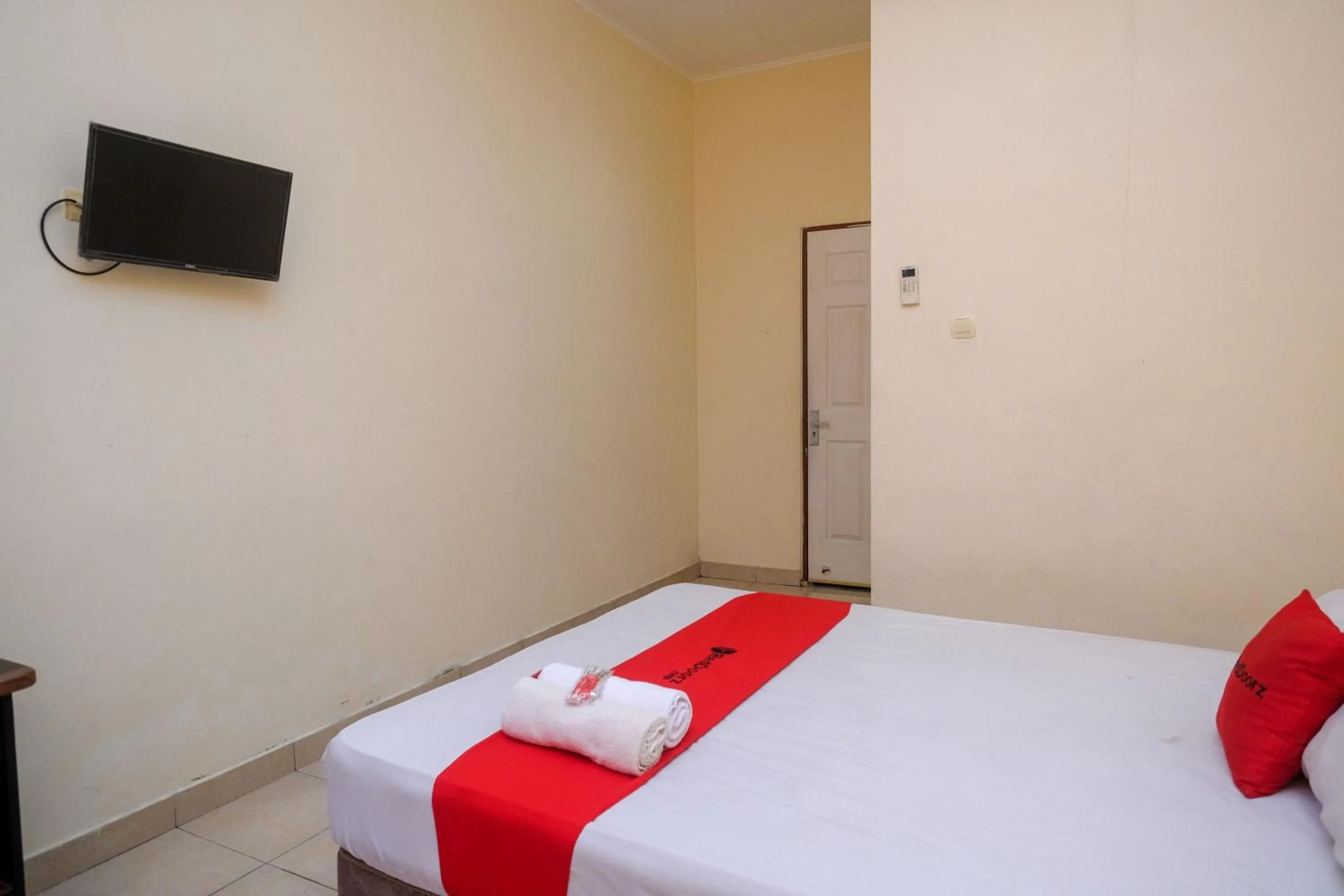 Bedroom, Bed in RedDoorz near Jalan Wolter Monginsidi Manado