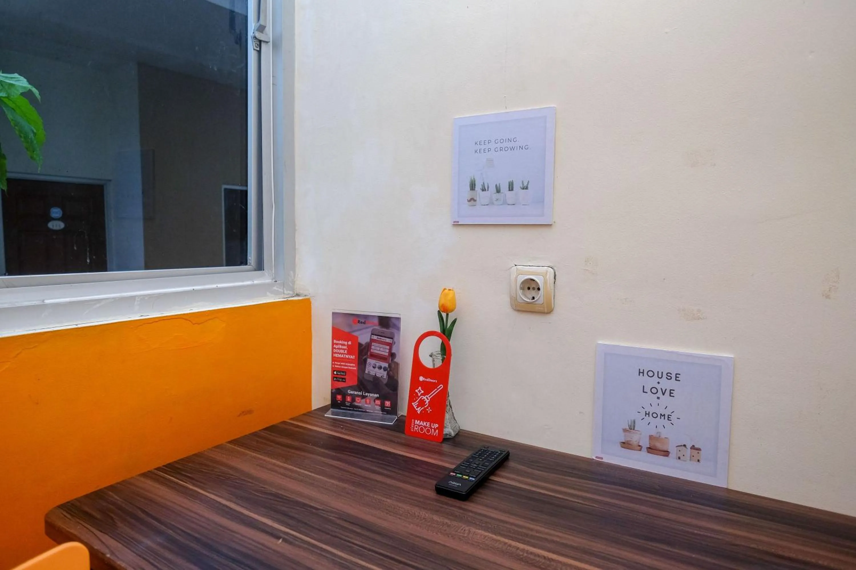 hair dresser in RedDoorz near Jalan Wolter Monginsidi Manado