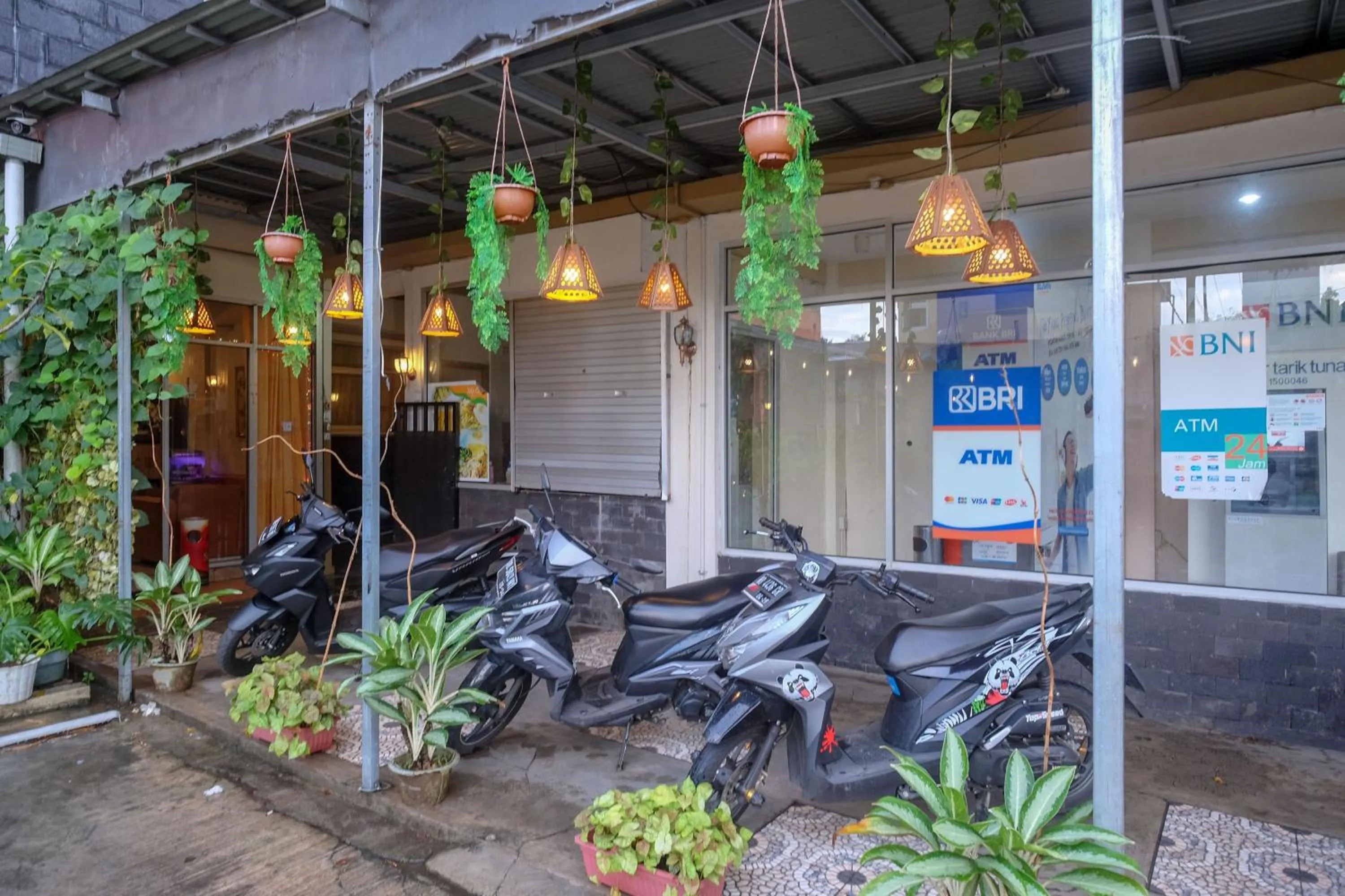 Parking in RedDoorz near Jalan Wolter Monginsidi Manado