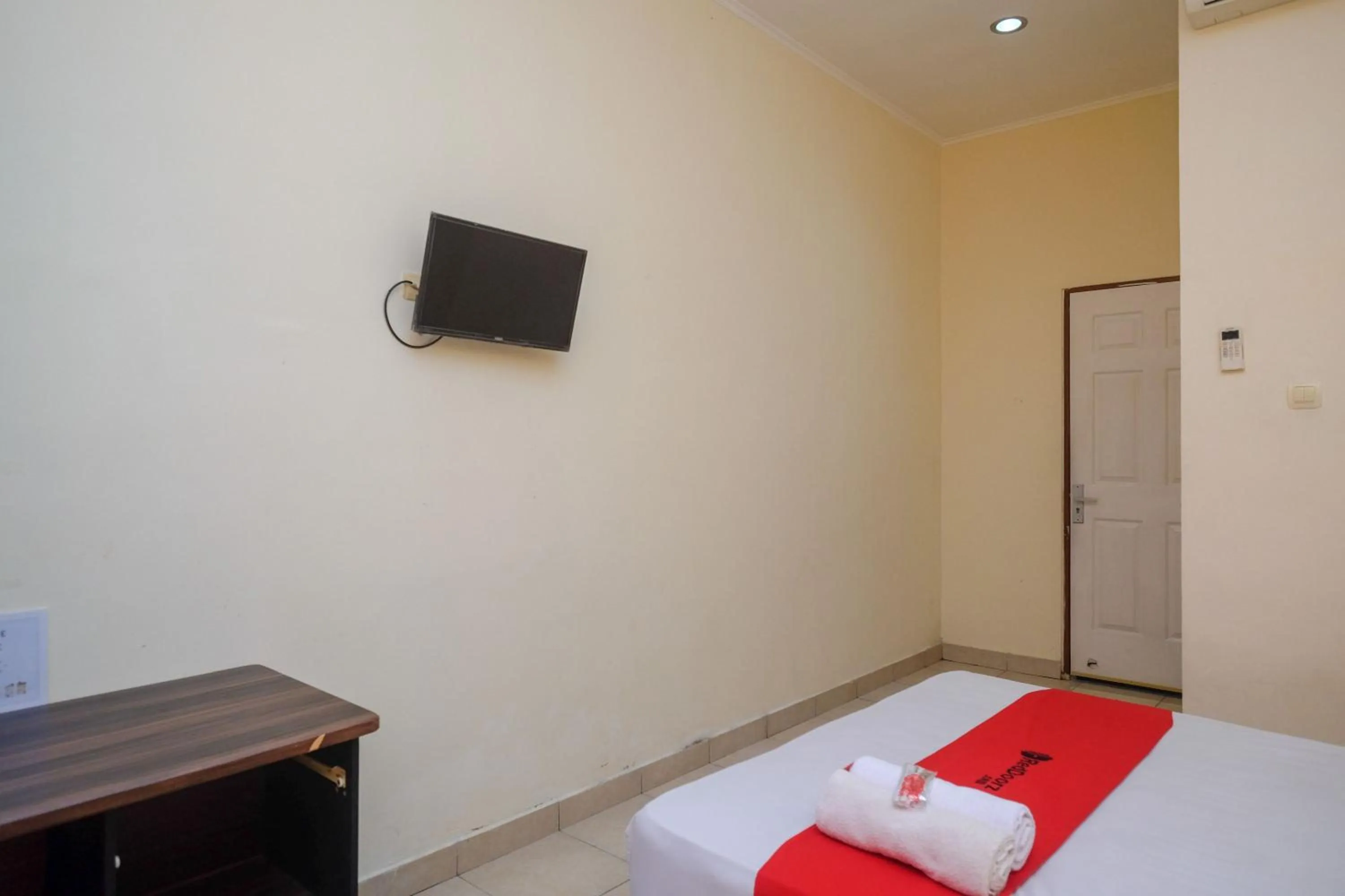 Bedroom, Bed in RedDoorz near Jalan Wolter Monginsidi Manado