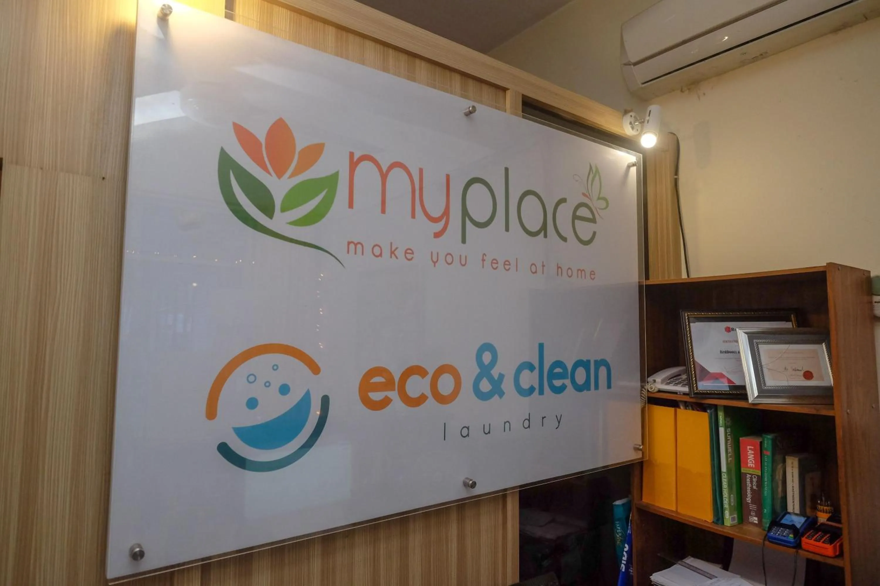 Property logo or sign in RedDoorz near Jalan Wolter Monginsidi Manado