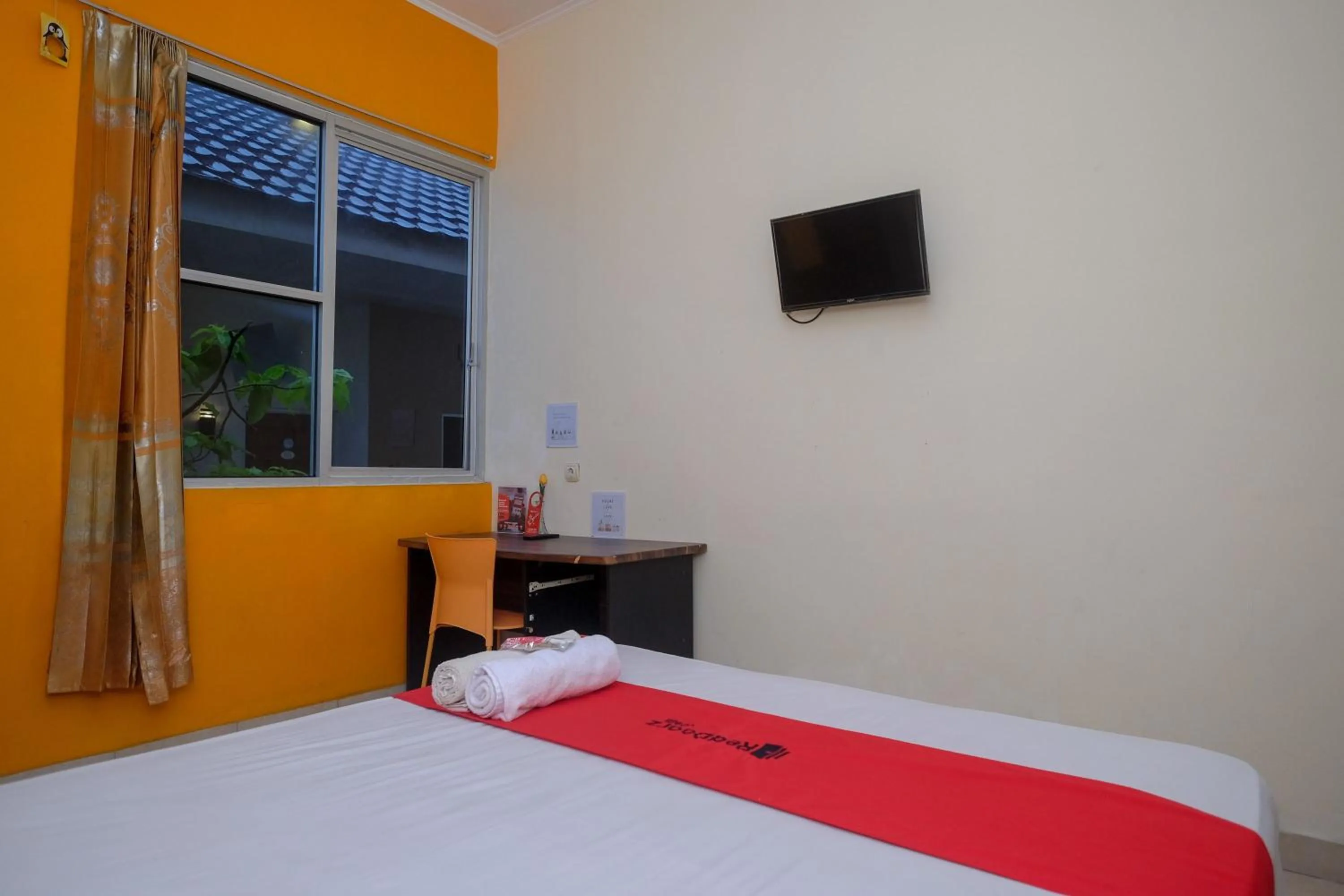 Bedroom, Bed in RedDoorz near Jalan Wolter Monginsidi Manado