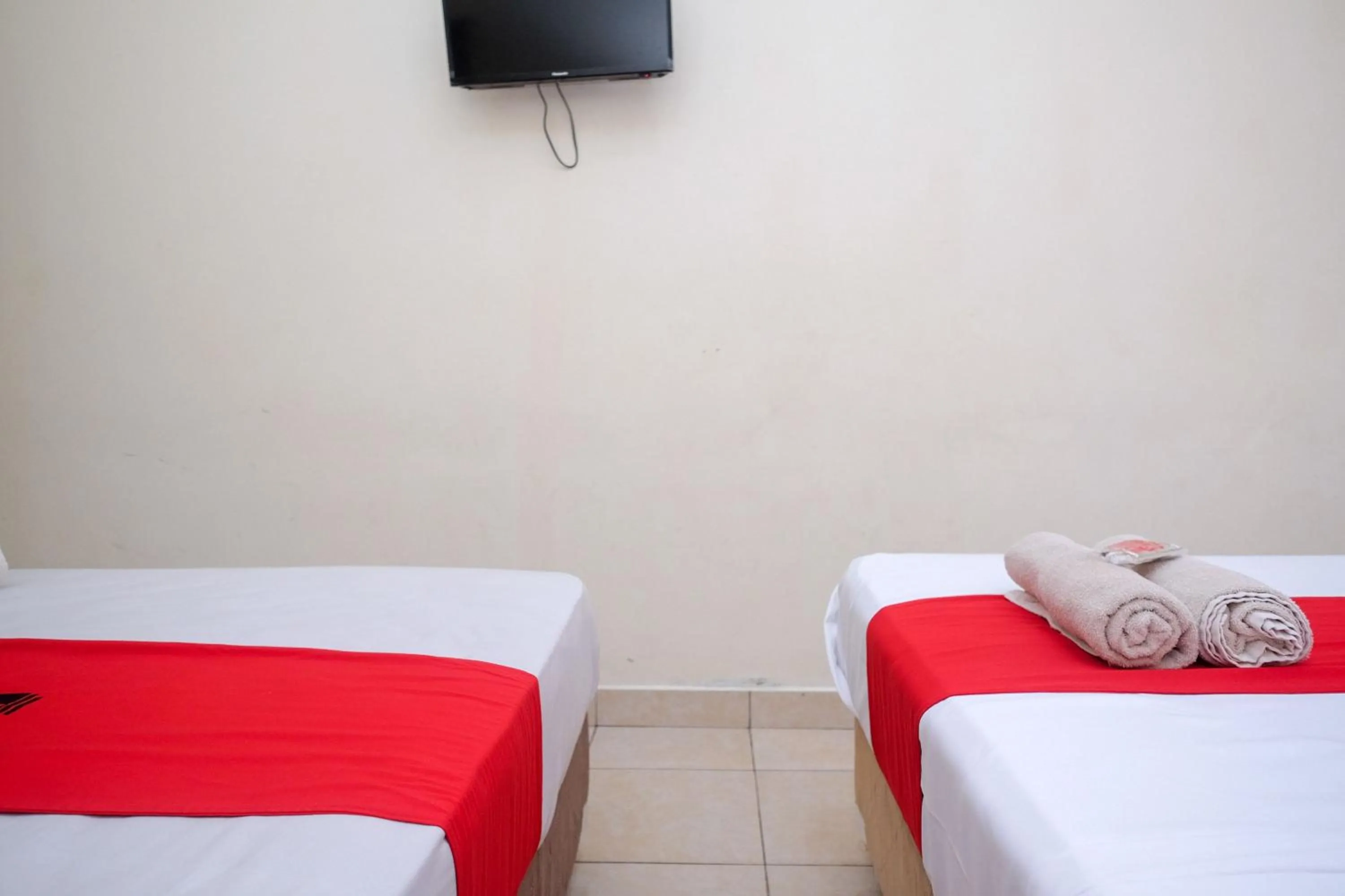 Bedroom, Bed in RedDoorz near Jalan Wolter Monginsidi Manado