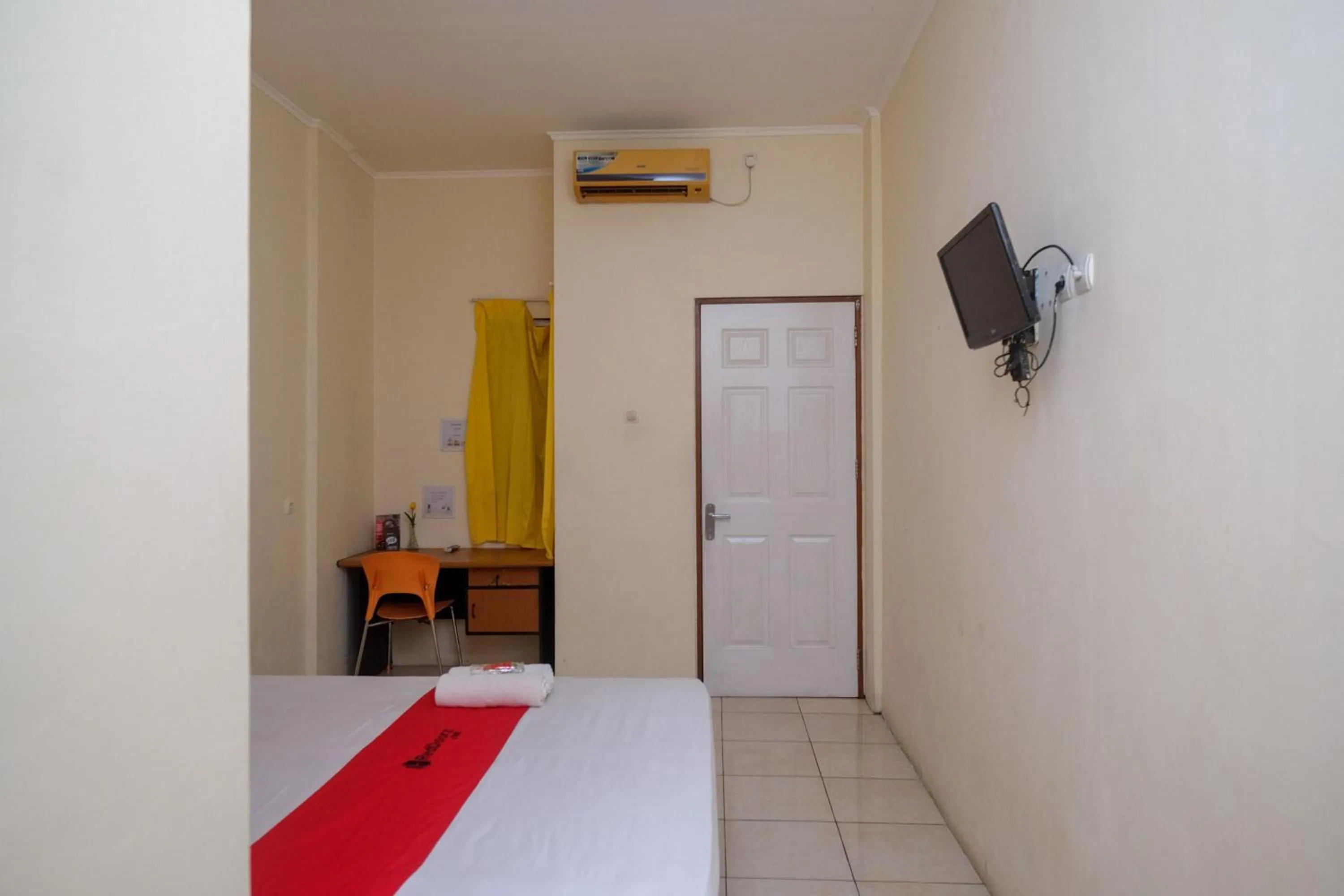 Bedroom, Bed in RedDoorz near Jalan Wolter Monginsidi Manado