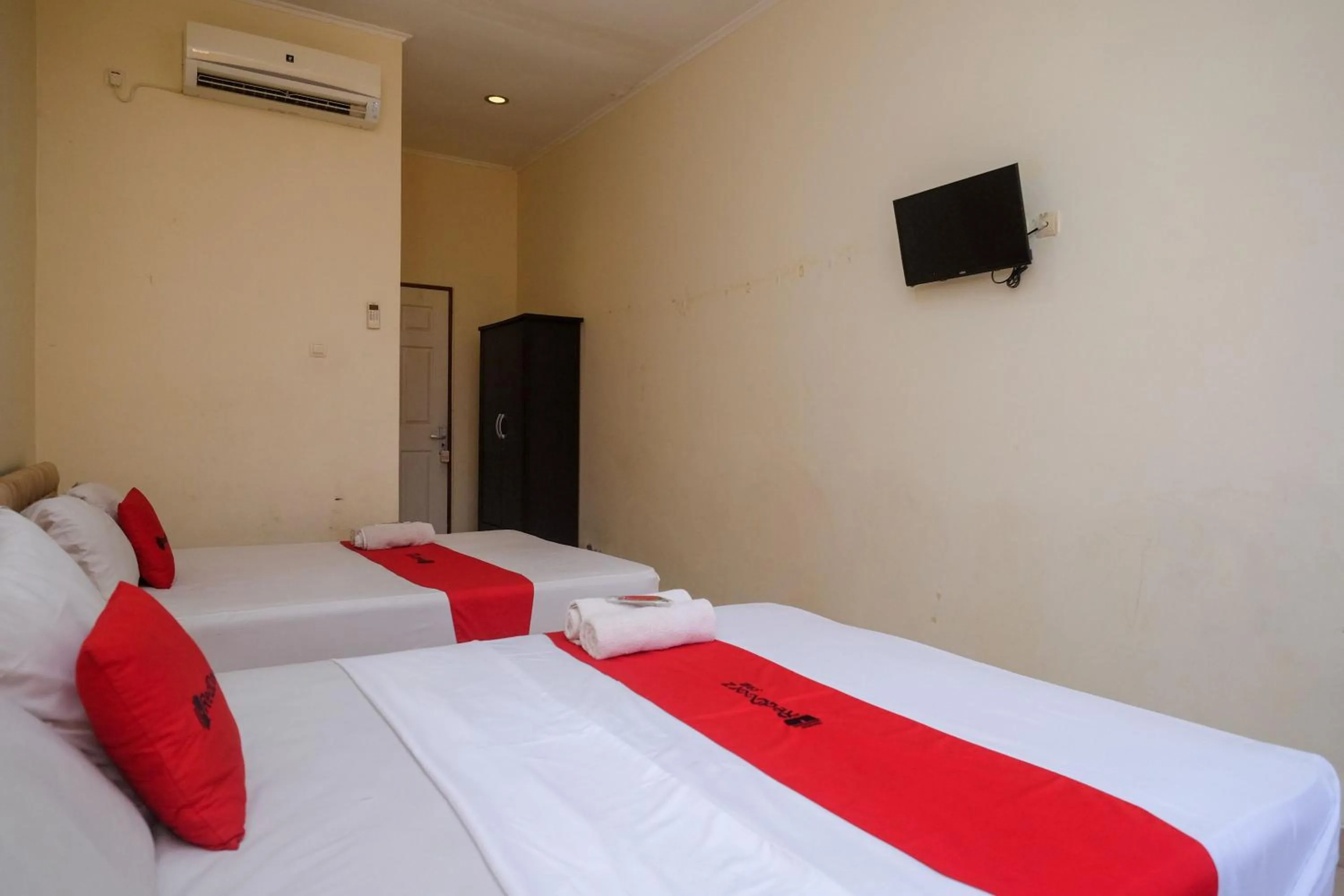 Bedroom, Bed in RedDoorz near Jalan Wolter Monginsidi Manado