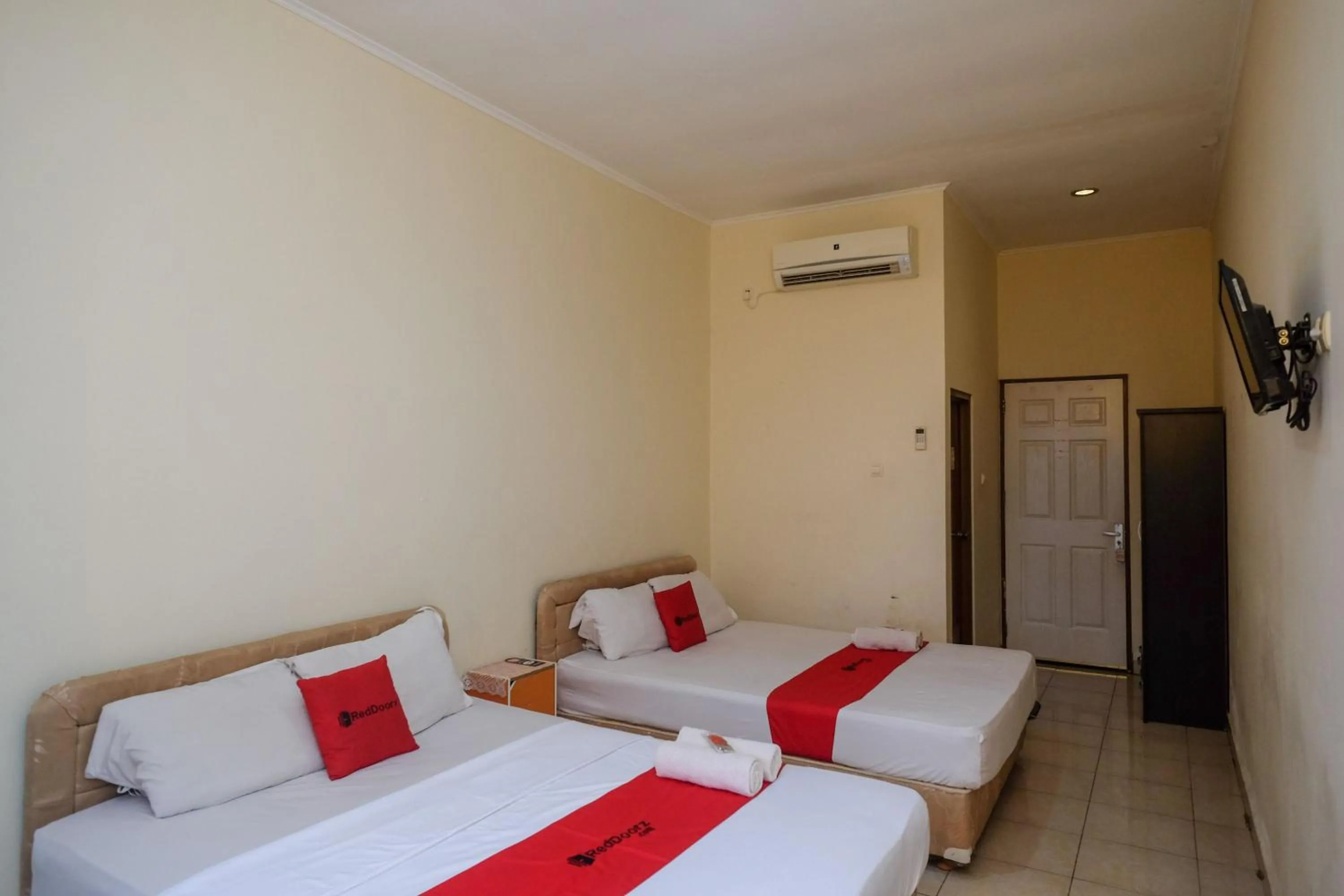 Bedroom, Bed in RedDoorz near Jalan Wolter Monginsidi Manado