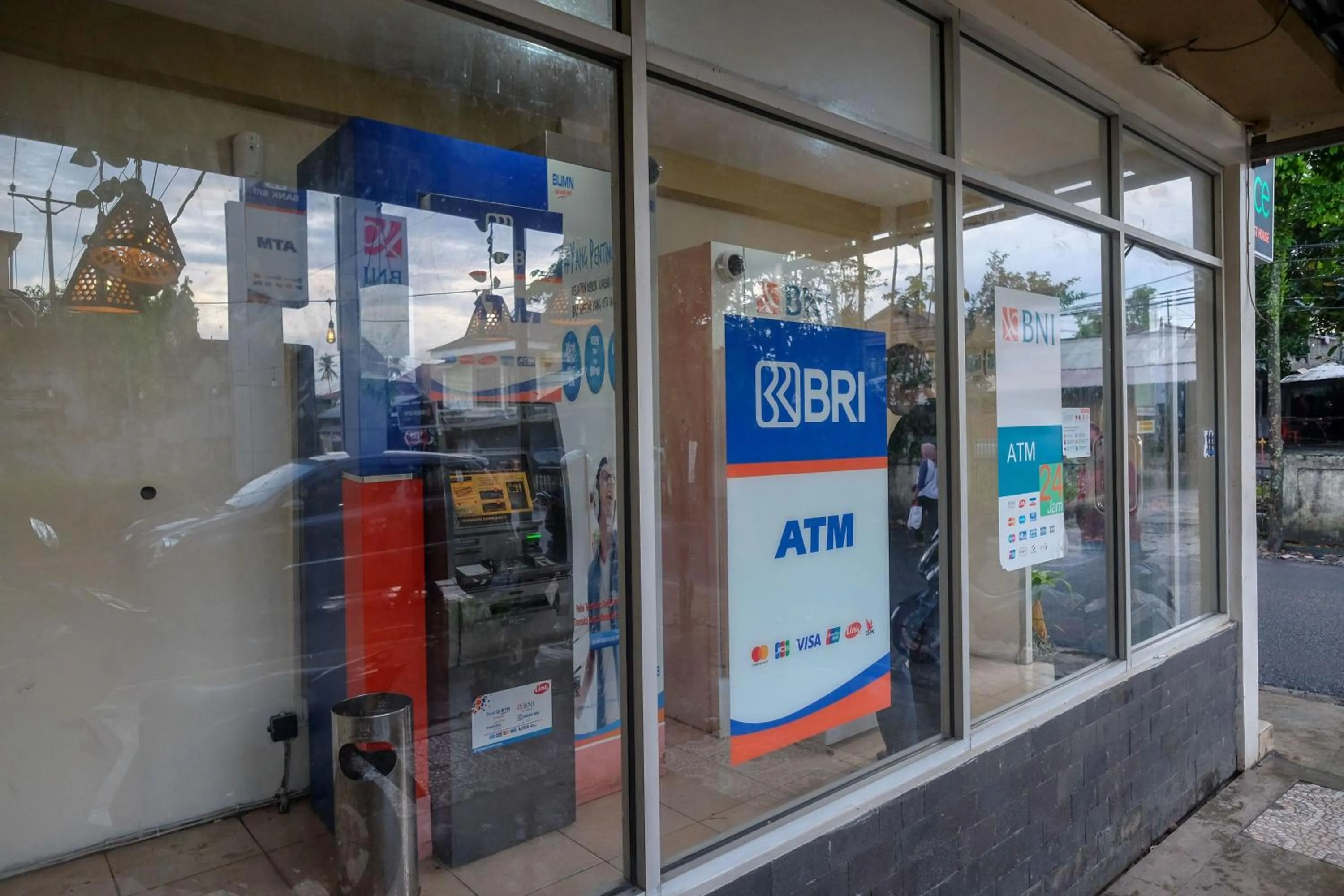 ATM in RedDoorz near Jalan Wolter Monginsidi Manado