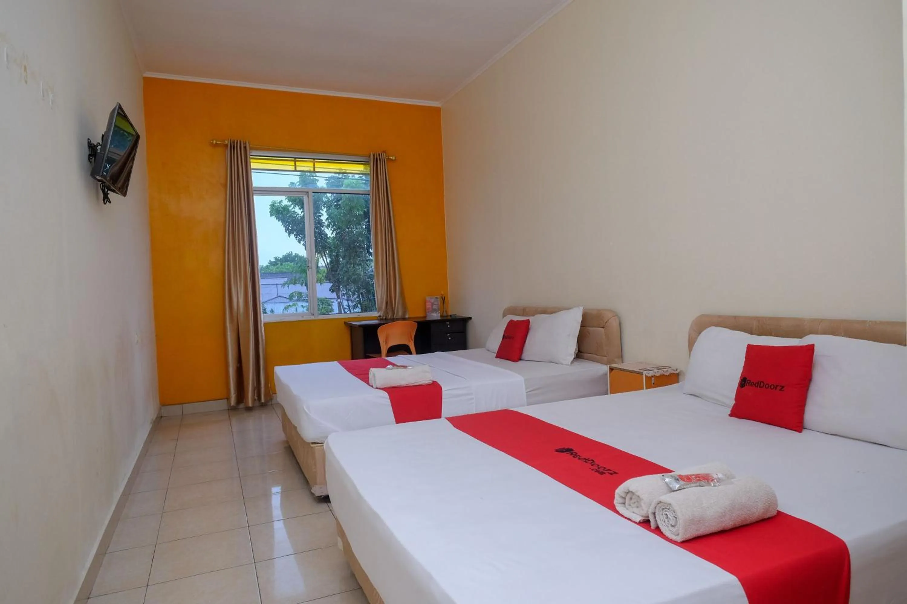 Bedroom, Bed in RedDoorz near Jalan Wolter Monginsidi Manado