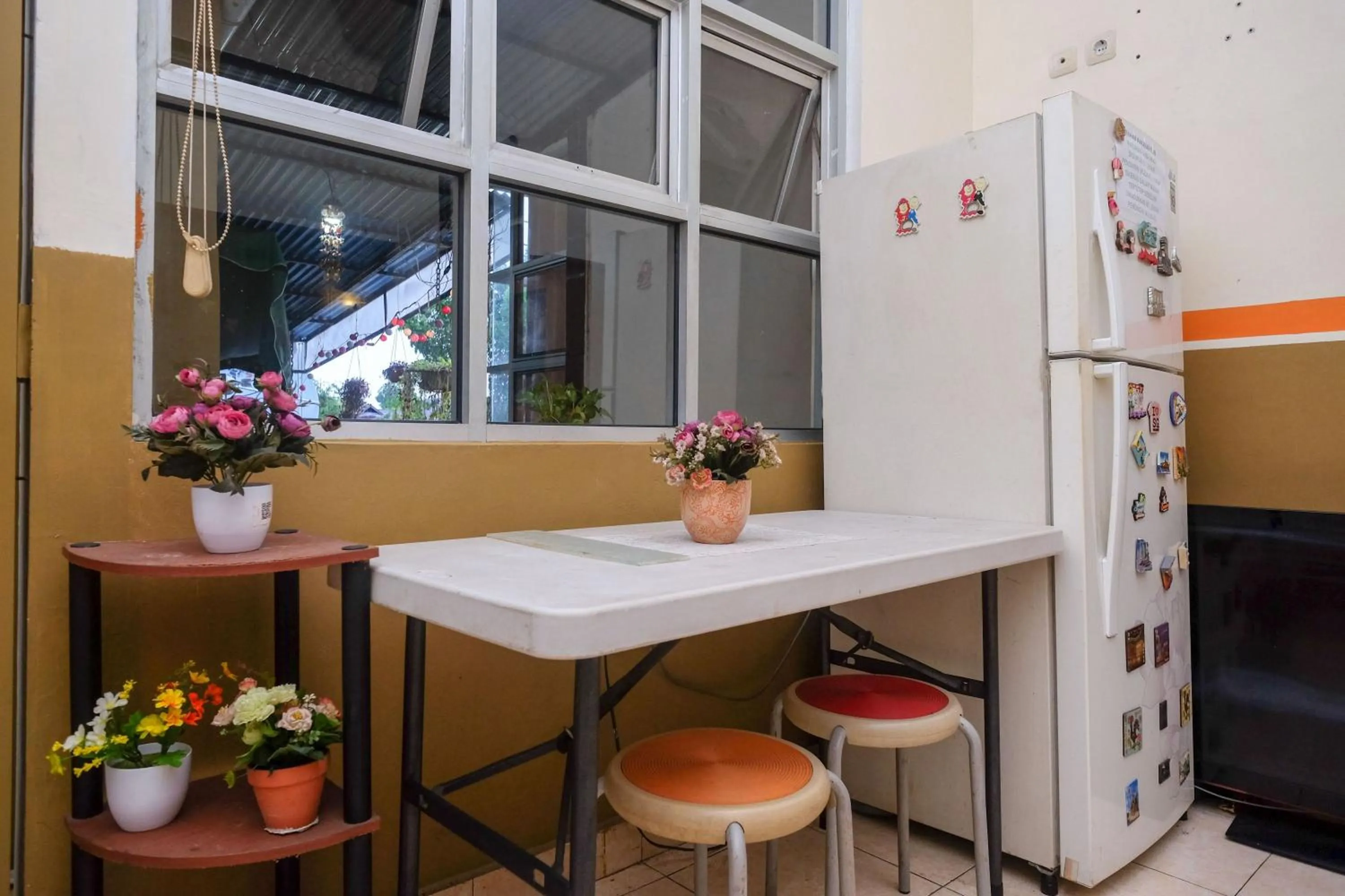 Dining area in RedDoorz near Jalan Wolter Monginsidi Manado