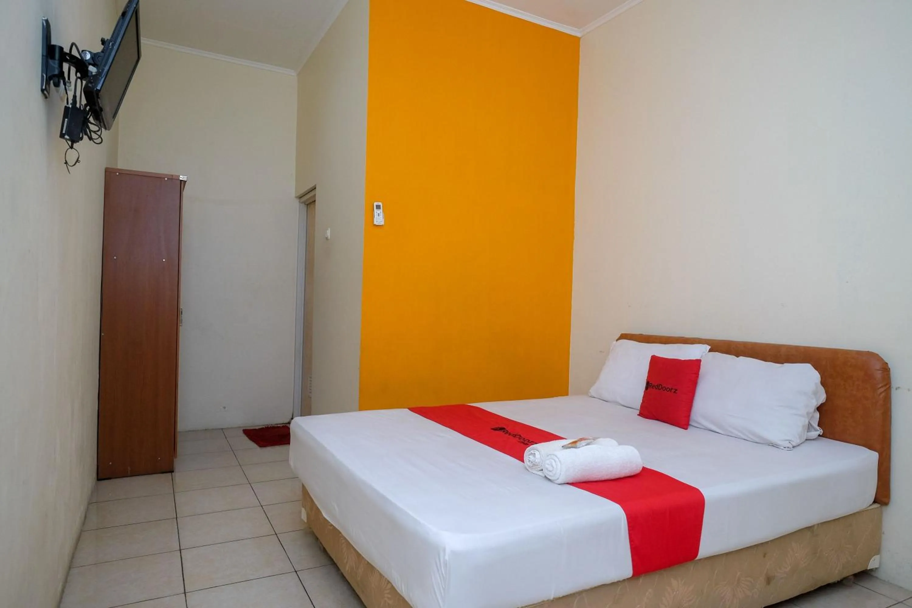 Bedroom, Bed in RedDoorz near Jalan Wolter Monginsidi Manado