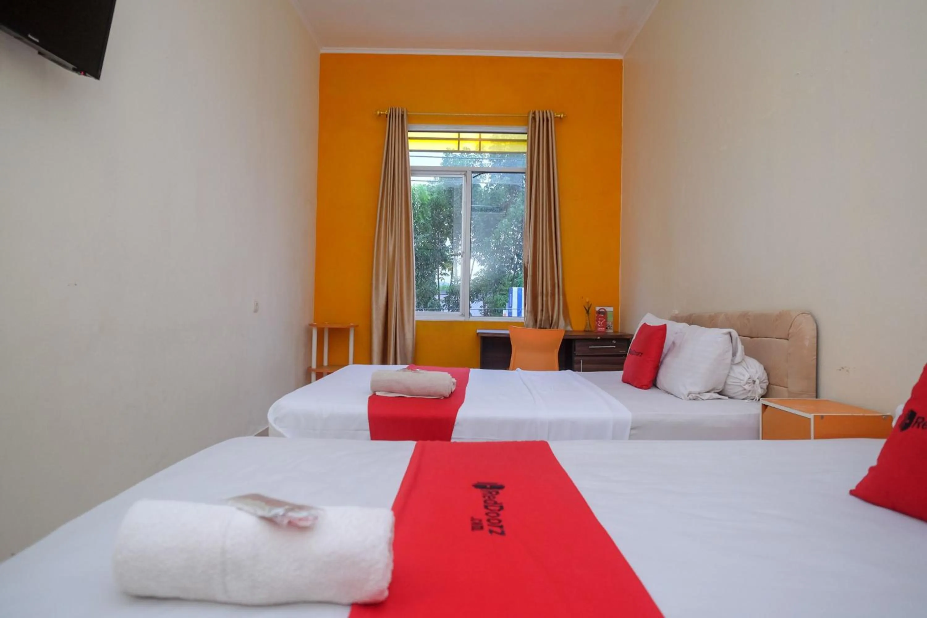 Bedroom, Bed in RedDoorz near Jalan Wolter Monginsidi Manado