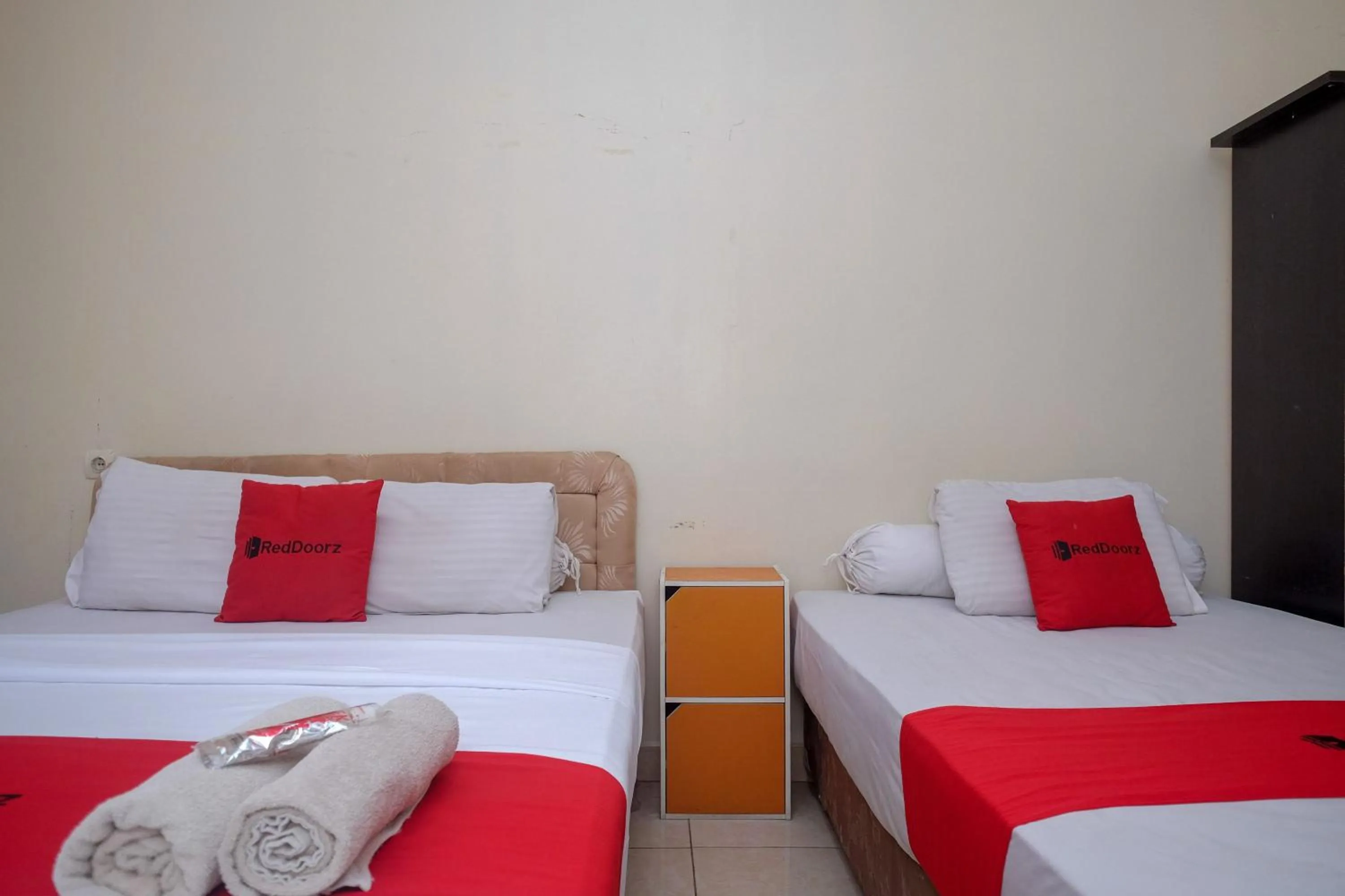 Bedroom, Bed in RedDoorz near Jalan Wolter Monginsidi Manado